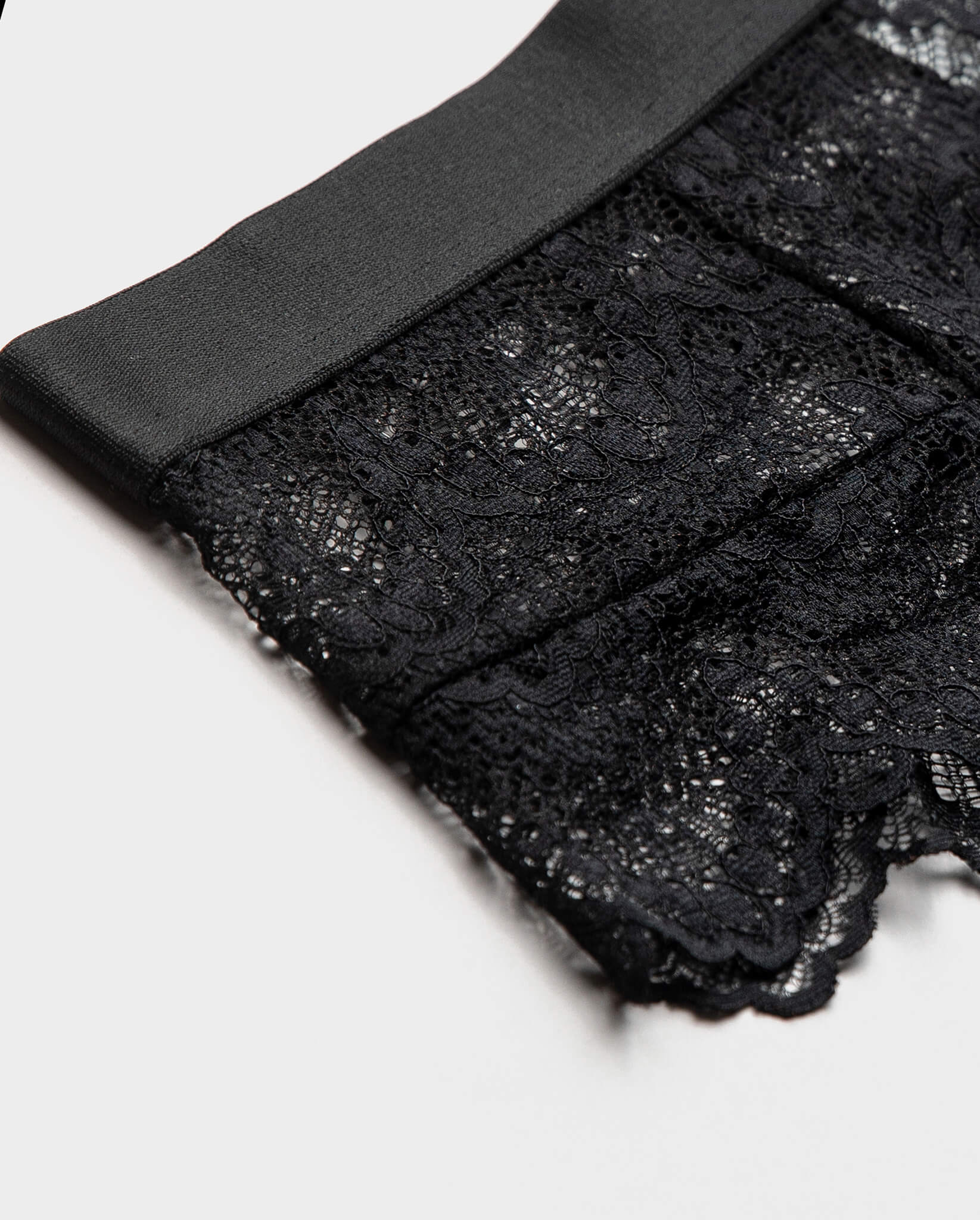 Lace Highwaist String 001 Saboteur Black