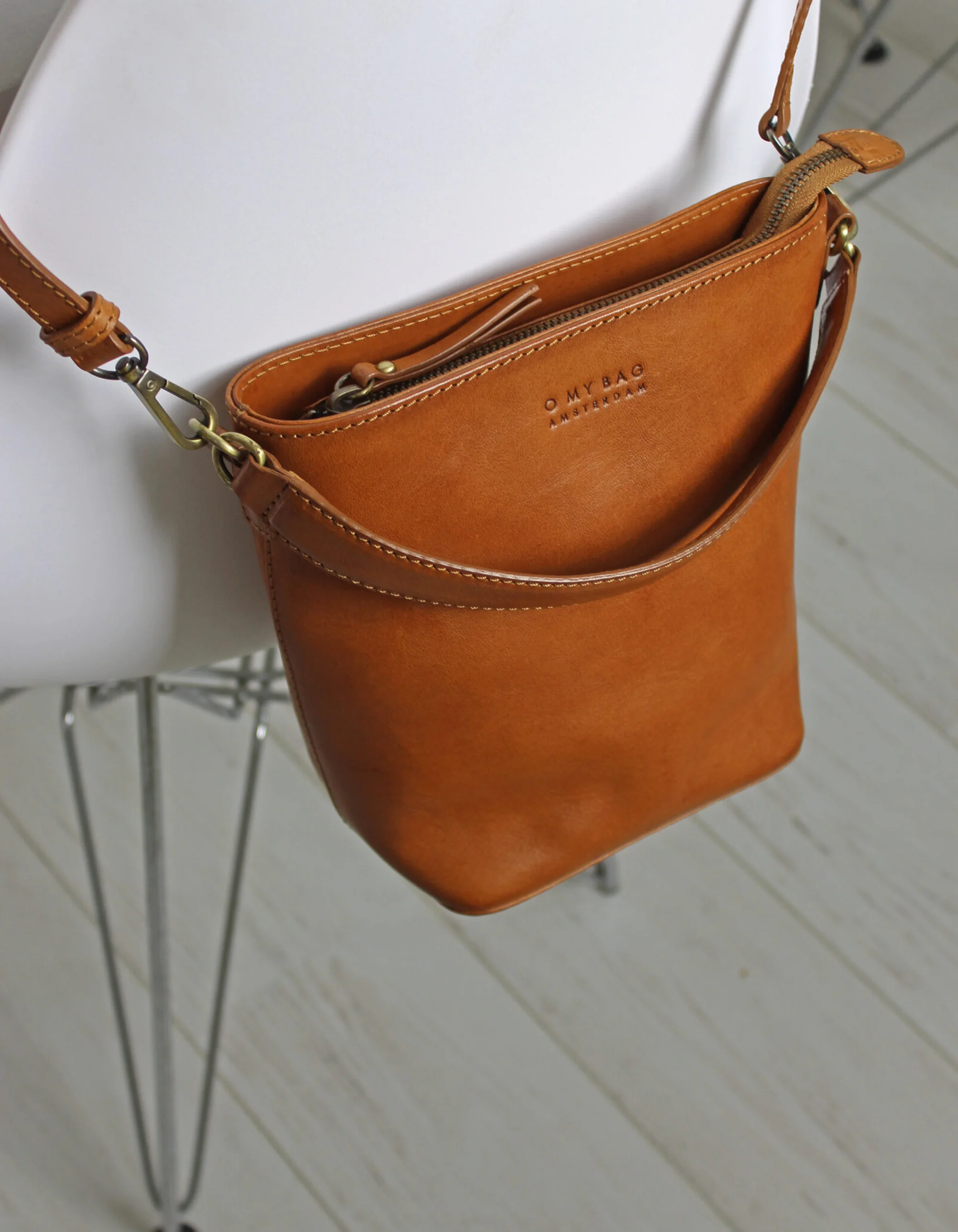 Bobbi Bucket Bag Midi Cognac Classic Leather