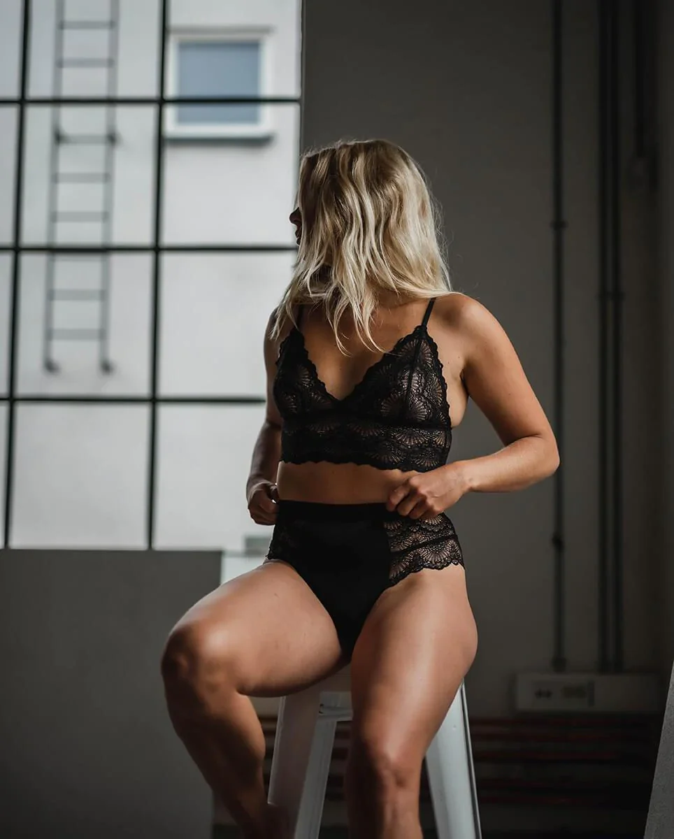 Highwaist String 002 Saboteur Black