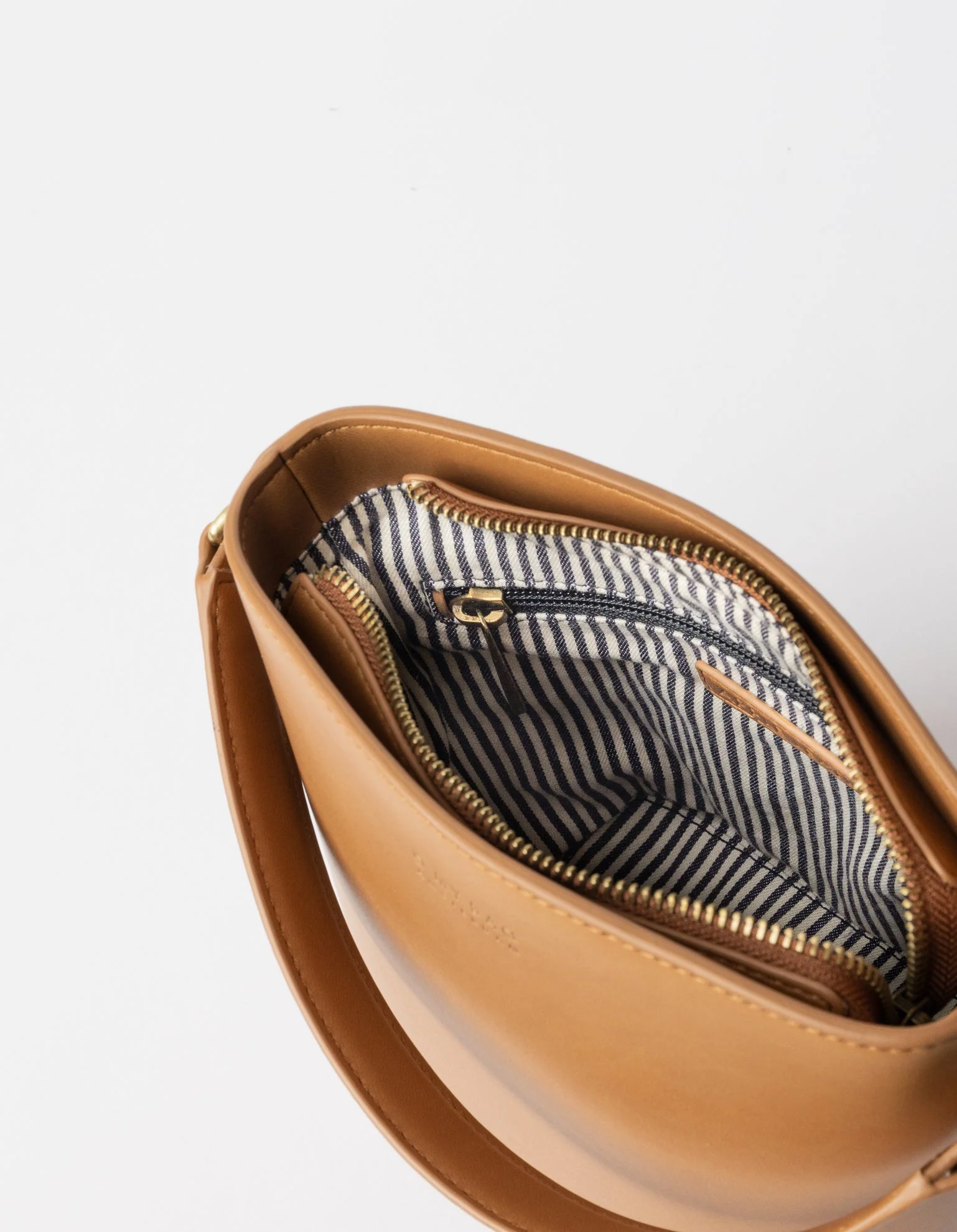 Bobbi Bucket Midi Bag Apple Leather Cognac