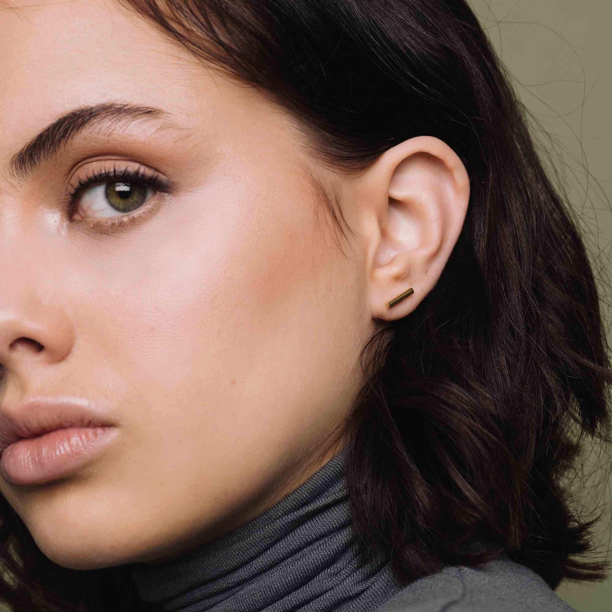 Shiny Bar Stud