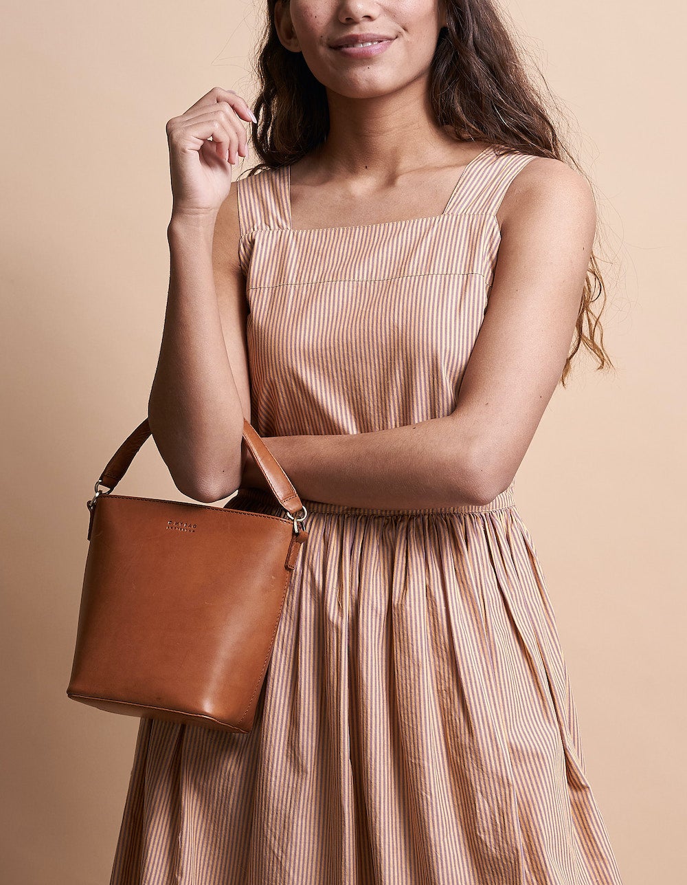 Bobbi Bucket Bag Midi Cognac Classic Leather