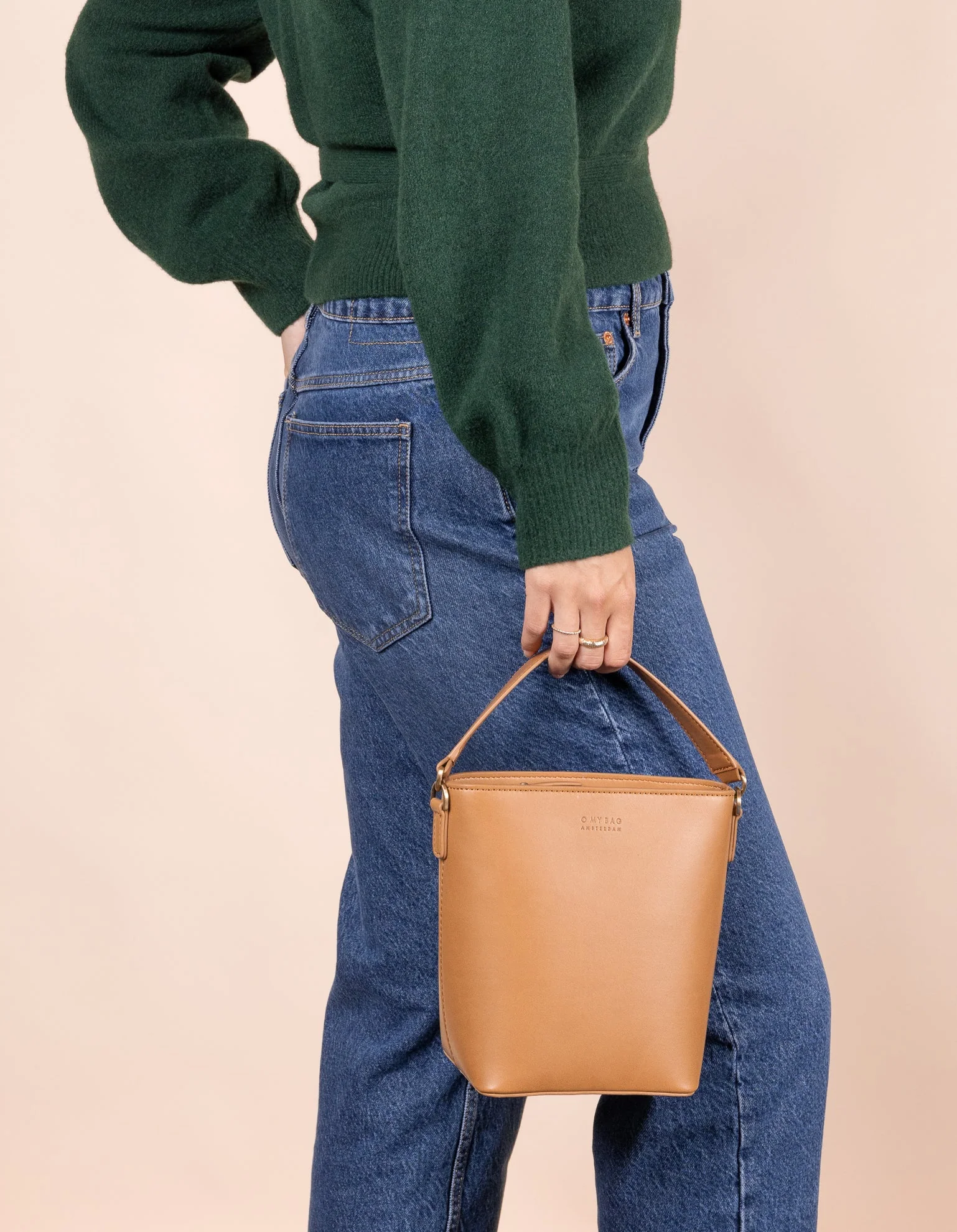 Bobbi Bucket Midi Bag Apple Leather Cognac