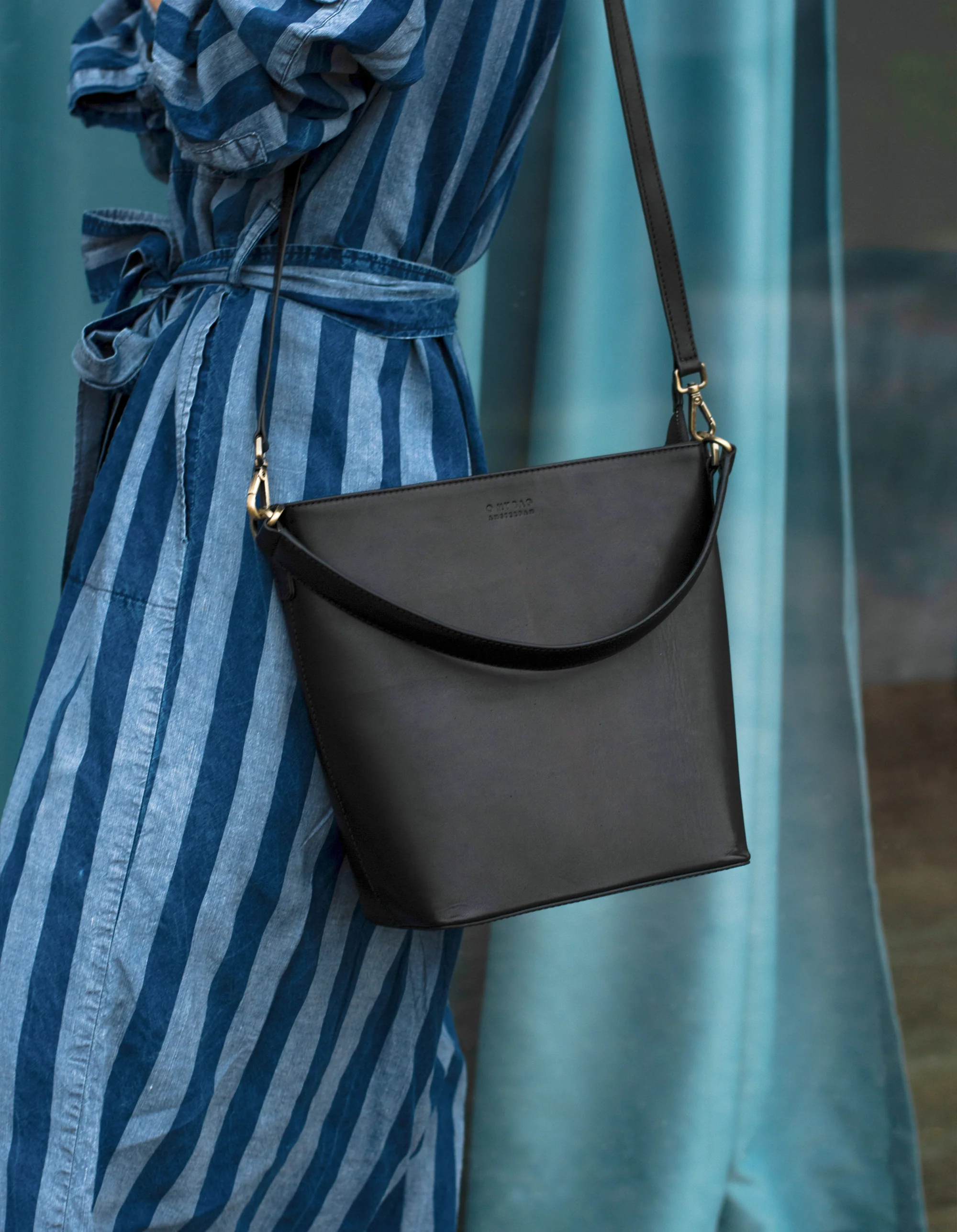 Bobbi Bucket Bag Maxi Black Classic Leather