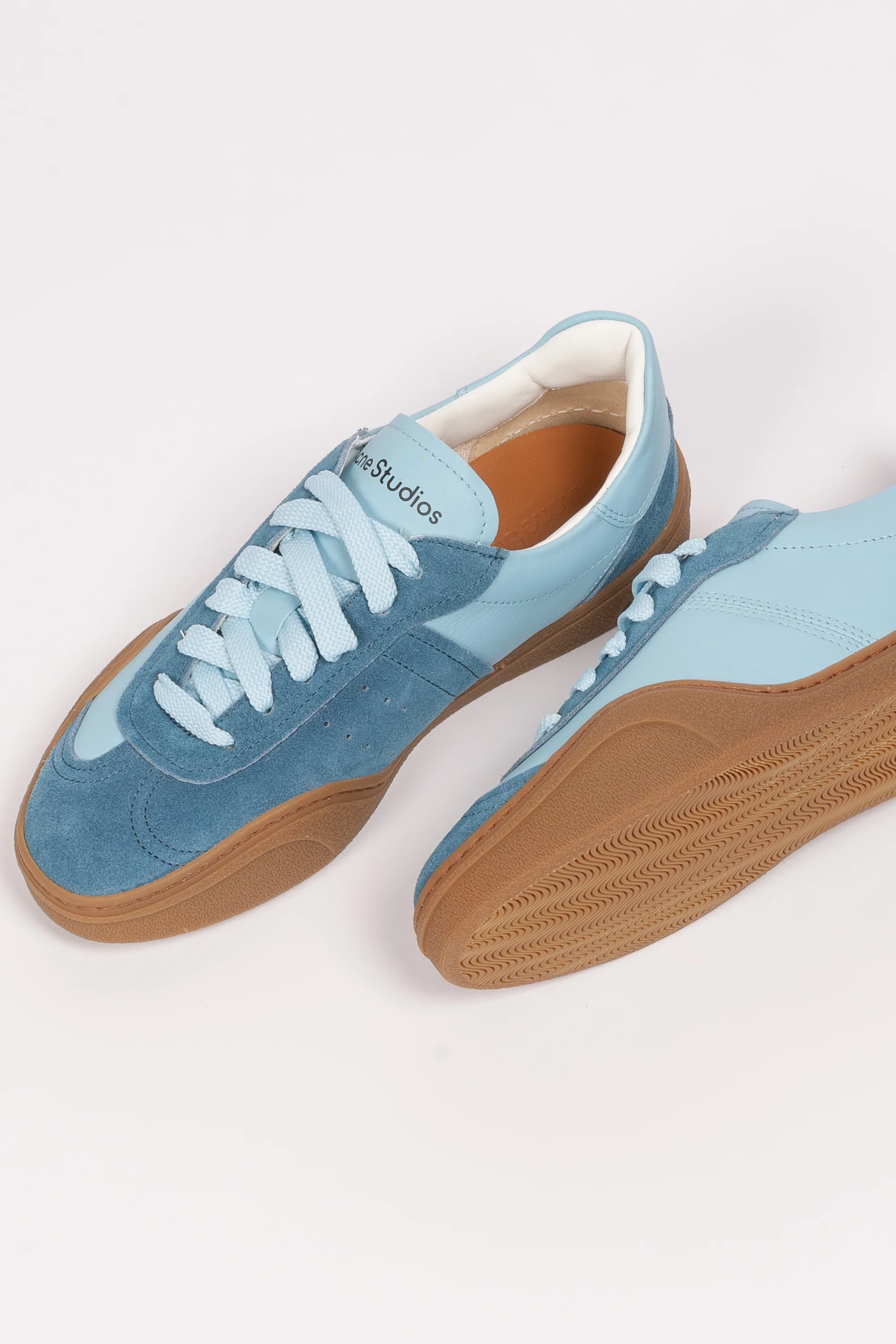 Lace-Up Sneaker Bars W