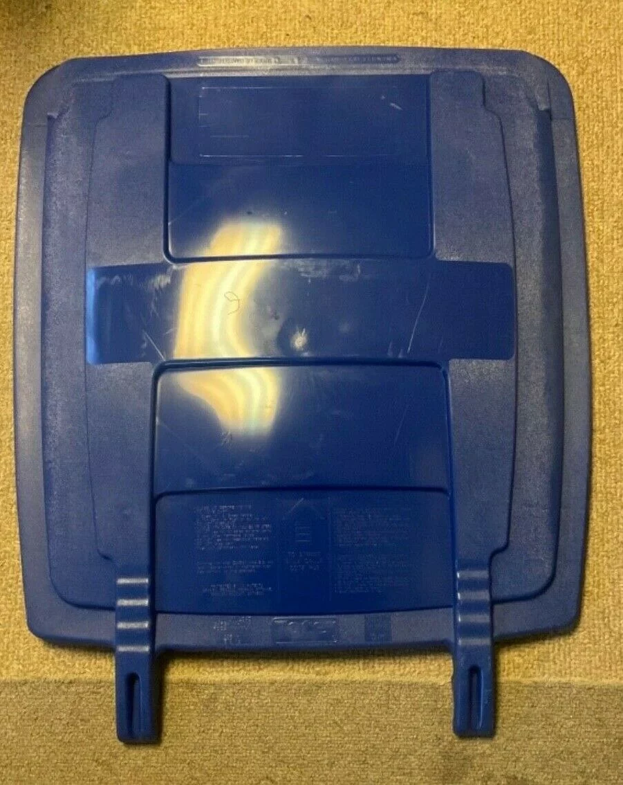 ( 1 lid ) Toter 96 gal trashcan lid ( Lid ONLY ) ( NO SCREWS OR BRACKETS ) BLUE