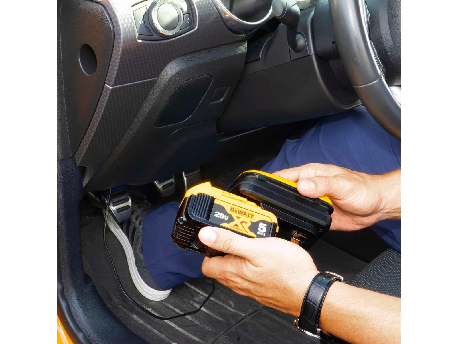 DeWALT 1 Amp Professional Battery Maintainer Kit With 20V Lithium Battery Pack P