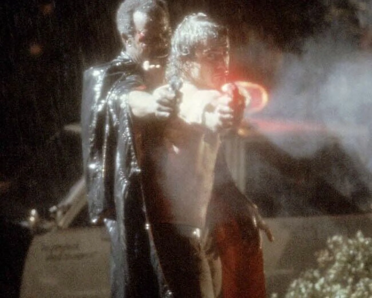 Lethal Weapon Mel Gibson Danny Glover both fire guns in rain final scene 8x10
