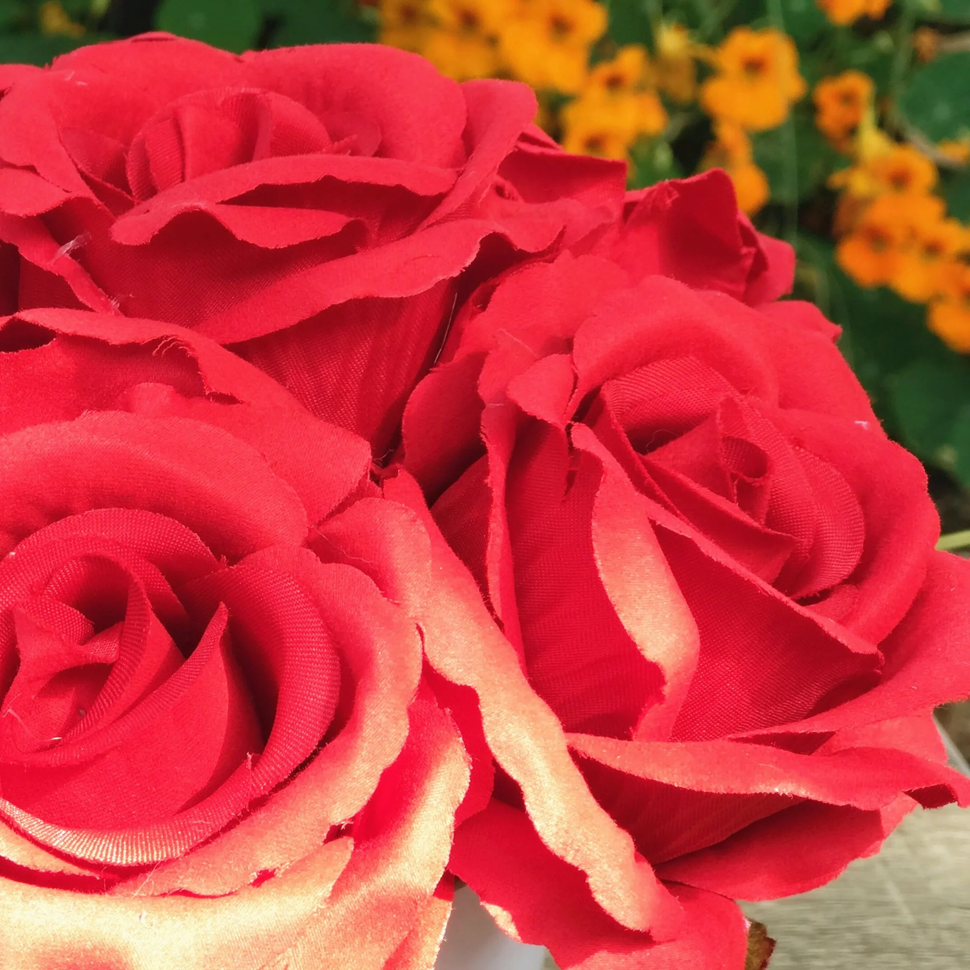 Enova Home Artificial Roses Silk Flowers Arrangement in White Pot (Red)