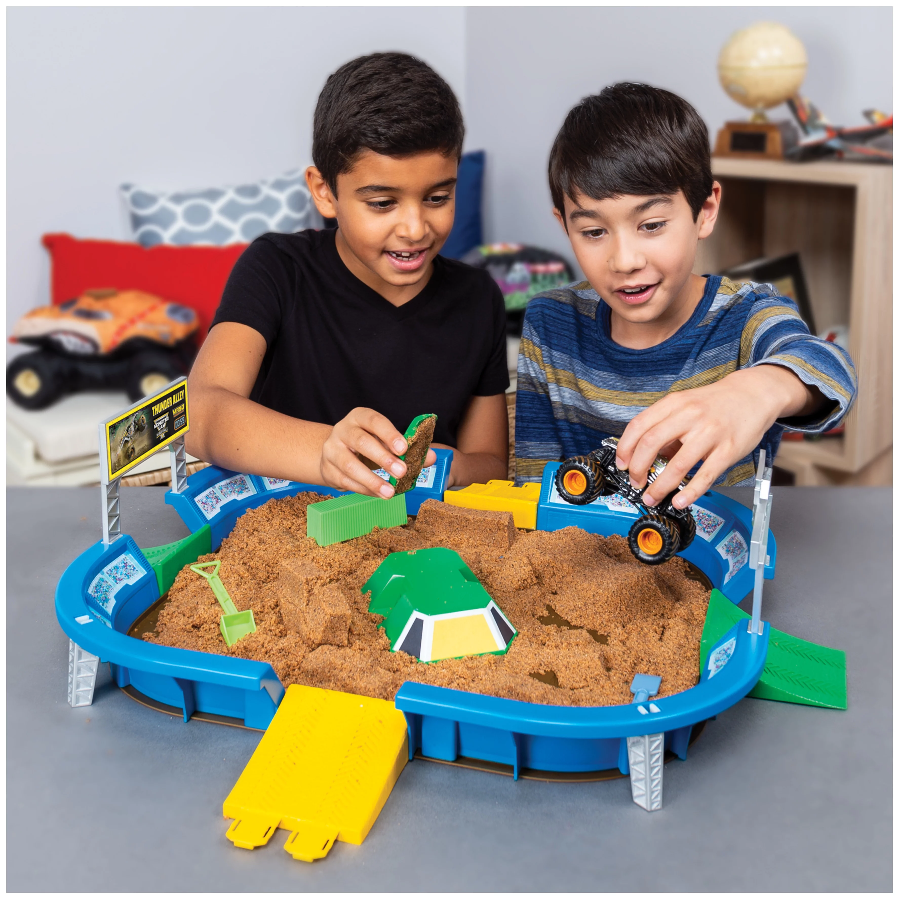 Monster Jam, Monster Dirt Arena 24-Inch Playset with 2lbs of Monster Dirt and Exclusive 1:64 Scale Die-Cast Monster Jam Truck