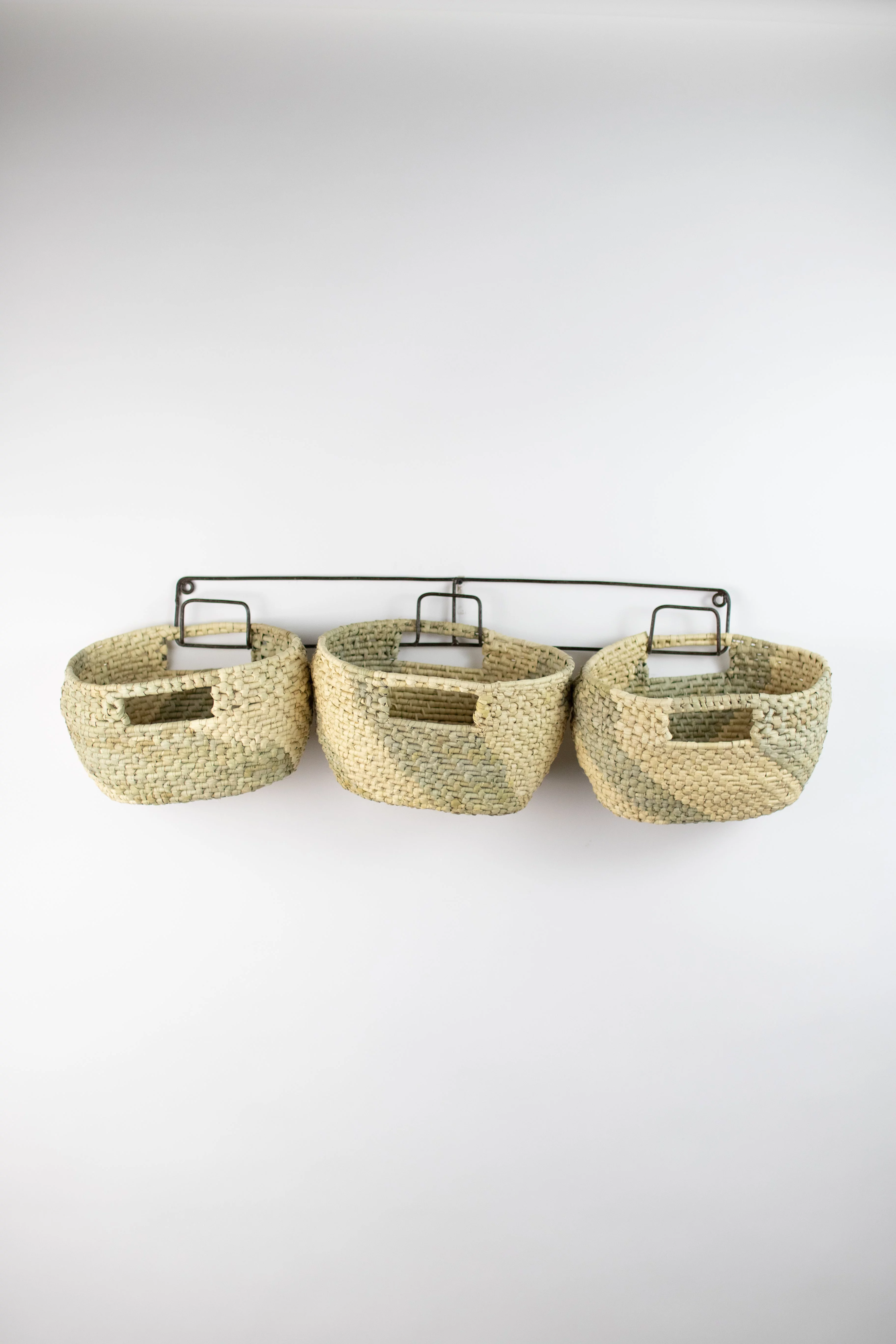 Kalalou A6121 11 x 43 x 12 in. Hanging Woven Seagrass Baskets on Recycle Metal Frame - Set of 3