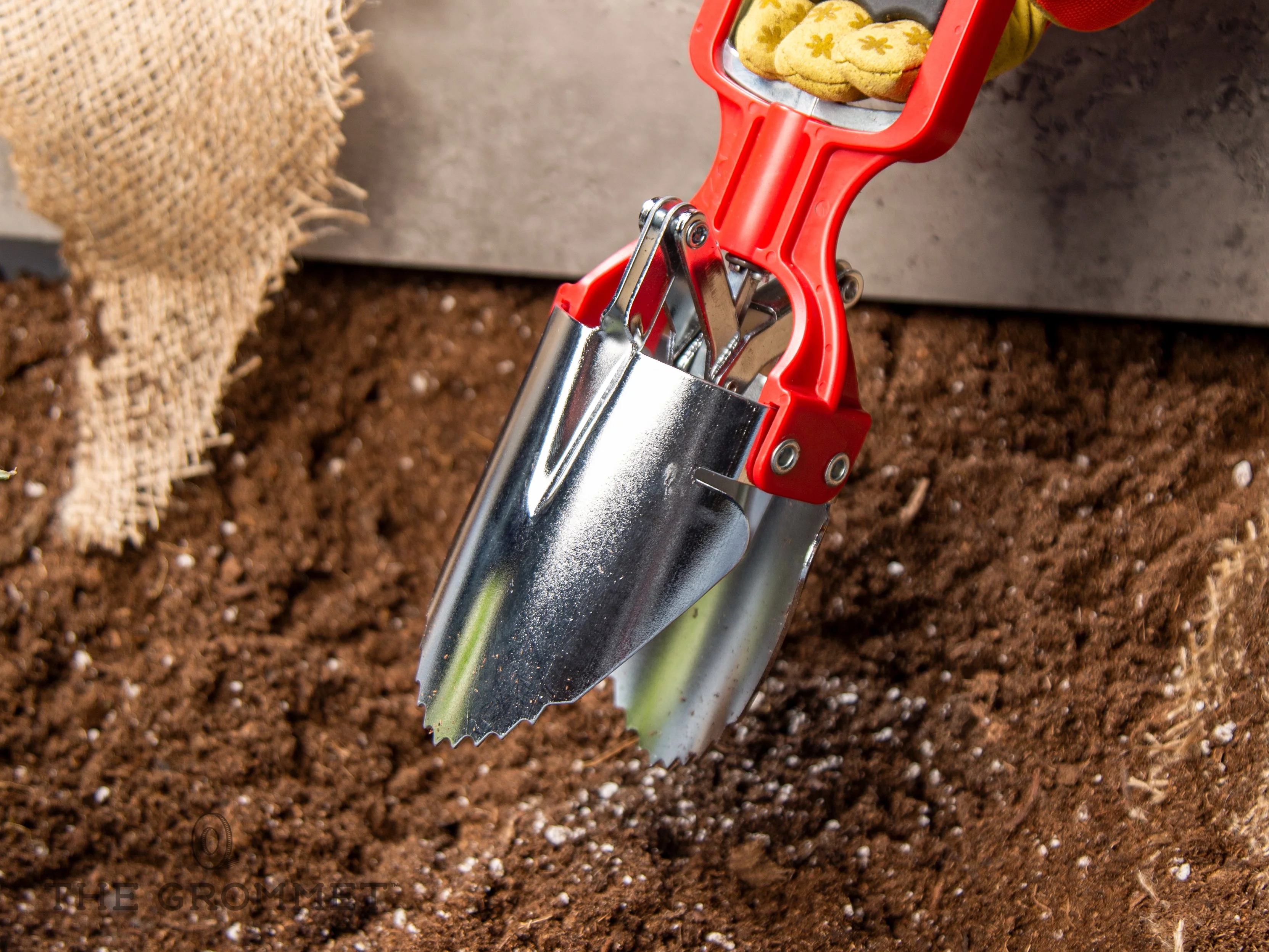 The Dirt Snatcher with teeth