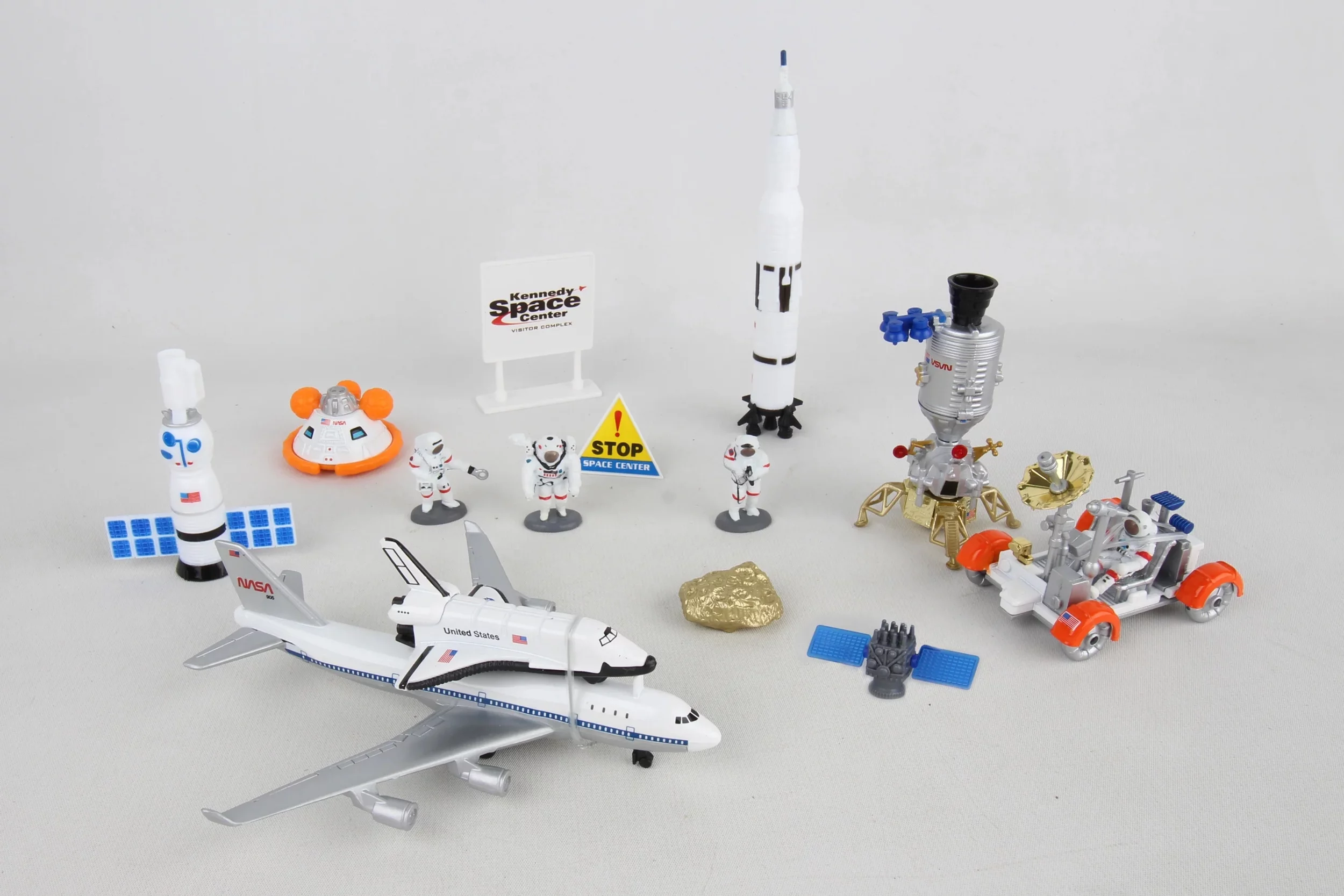 Daron Lunar Explorer Space Vehicle Playset (15 Pieces)