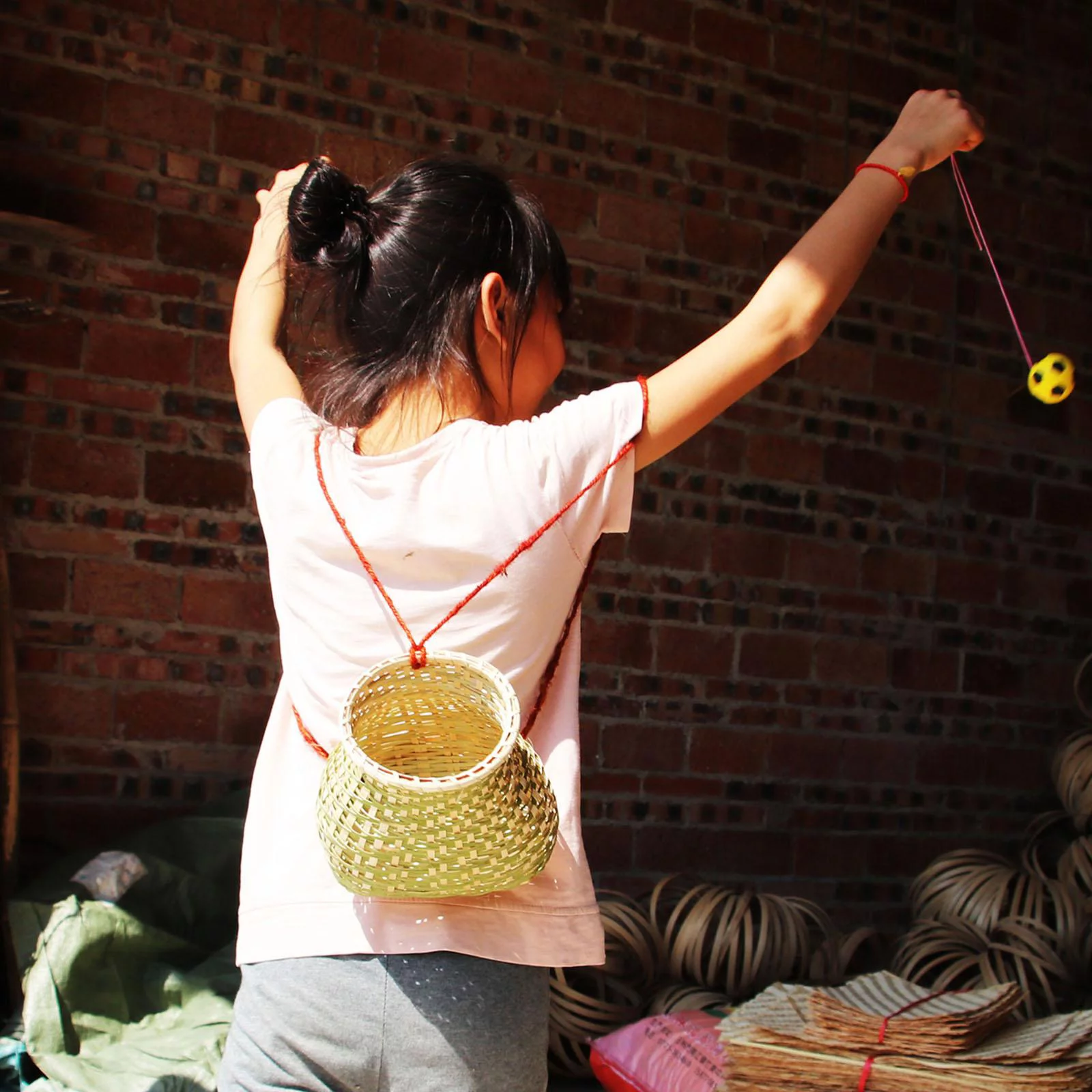 Woven Bamboo Basket Planter Vase Farmhouse Portable Storage with Rope Organizer Picnic Basket for Table Home Kitchen Fruit Vegetable Holder , 10x14cm