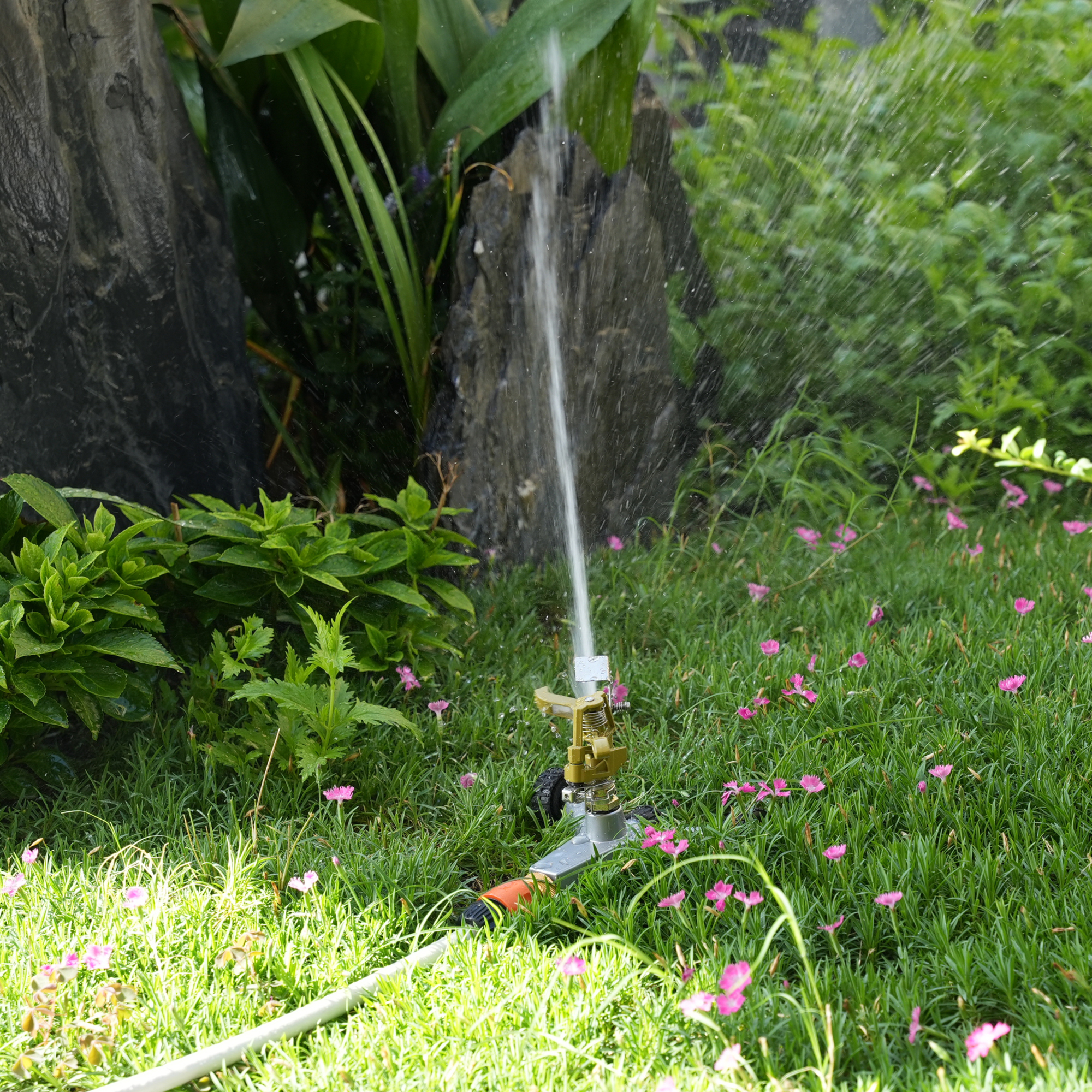 Strongway Metal Impact Sprinkler on Wheeled Base, 85ft. Dia. Coverage, 3/4in. Connection, Model# 202508011001