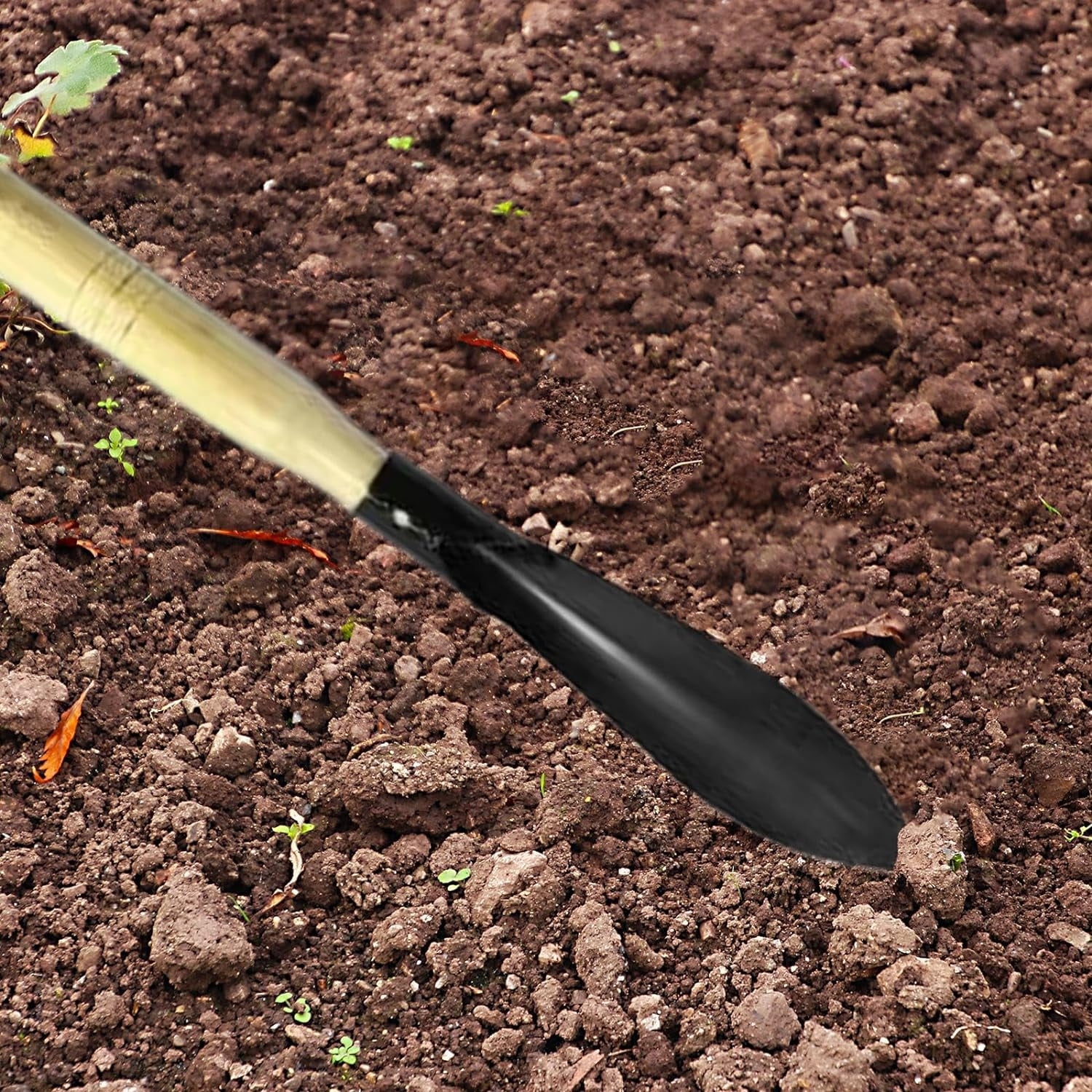 Versatile  durable  and reliable metal hand trowel with pointed argent design - High-quality multipurpose tool for outdoor gardening  backpacking  fishing  seaside planting  and moving -