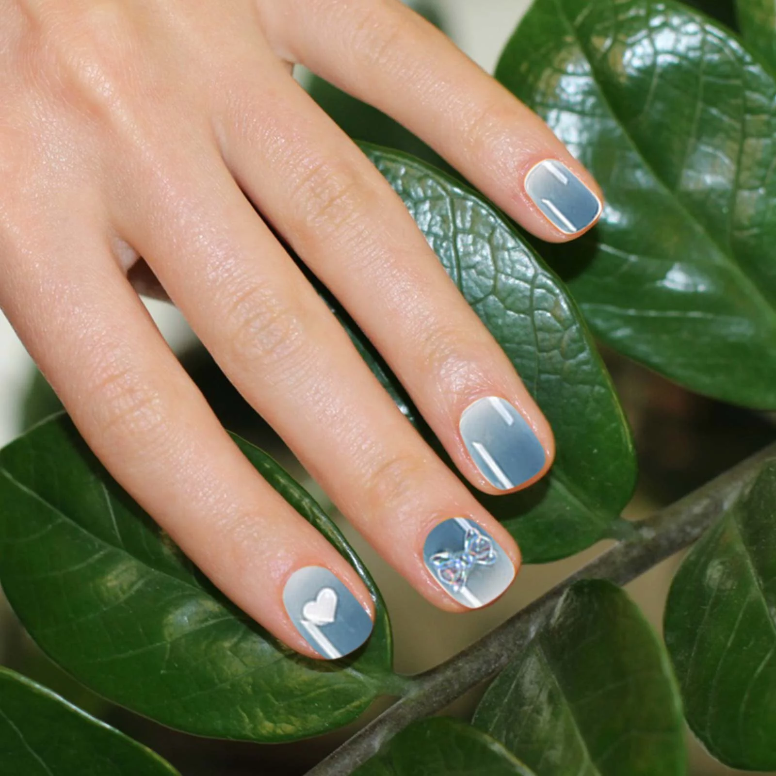 WalGRHFR 4th of July False Nail Kit with Everything Pressing Nails, 24 Pieces of Nails, Striped Design, Nail Set, Including Nail Glue Acrylic Nail Glue Is Glued to the Nails of Women