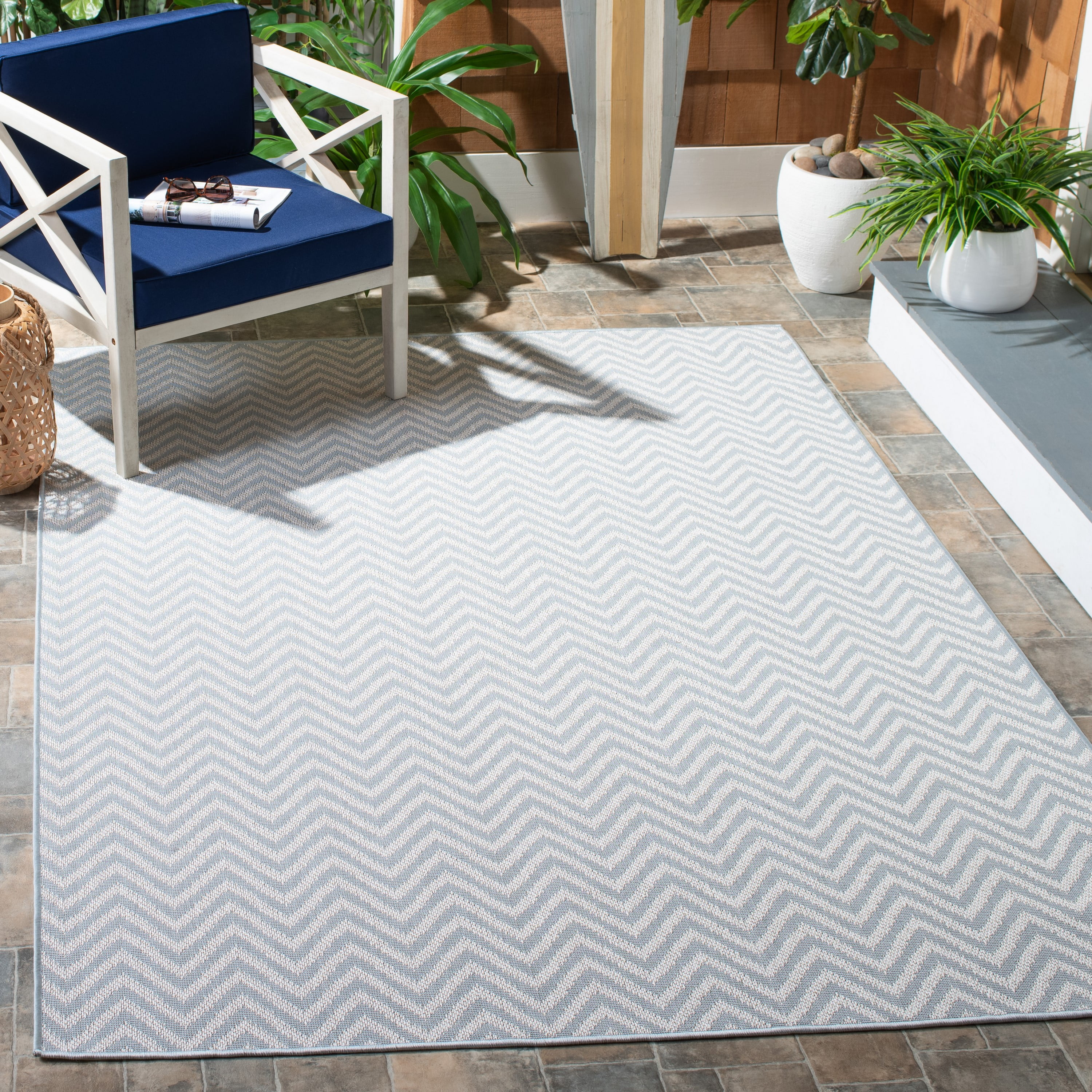 SAFAVIEH Martha Stewart Elana Indoor Chevron Indoor/Outdoor Area Rug, Grey/Cream, 6'7