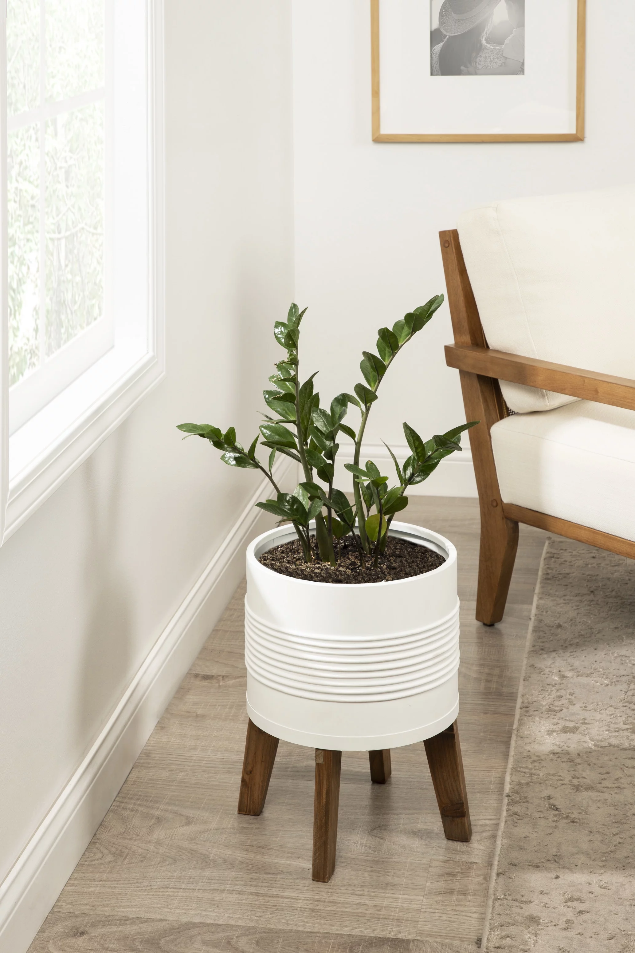 Kate and Laurel Gavri Farmhouse-Inspired Freestanding Metal Planter, White Metal Pot with Natural Rustic Wooden Legs