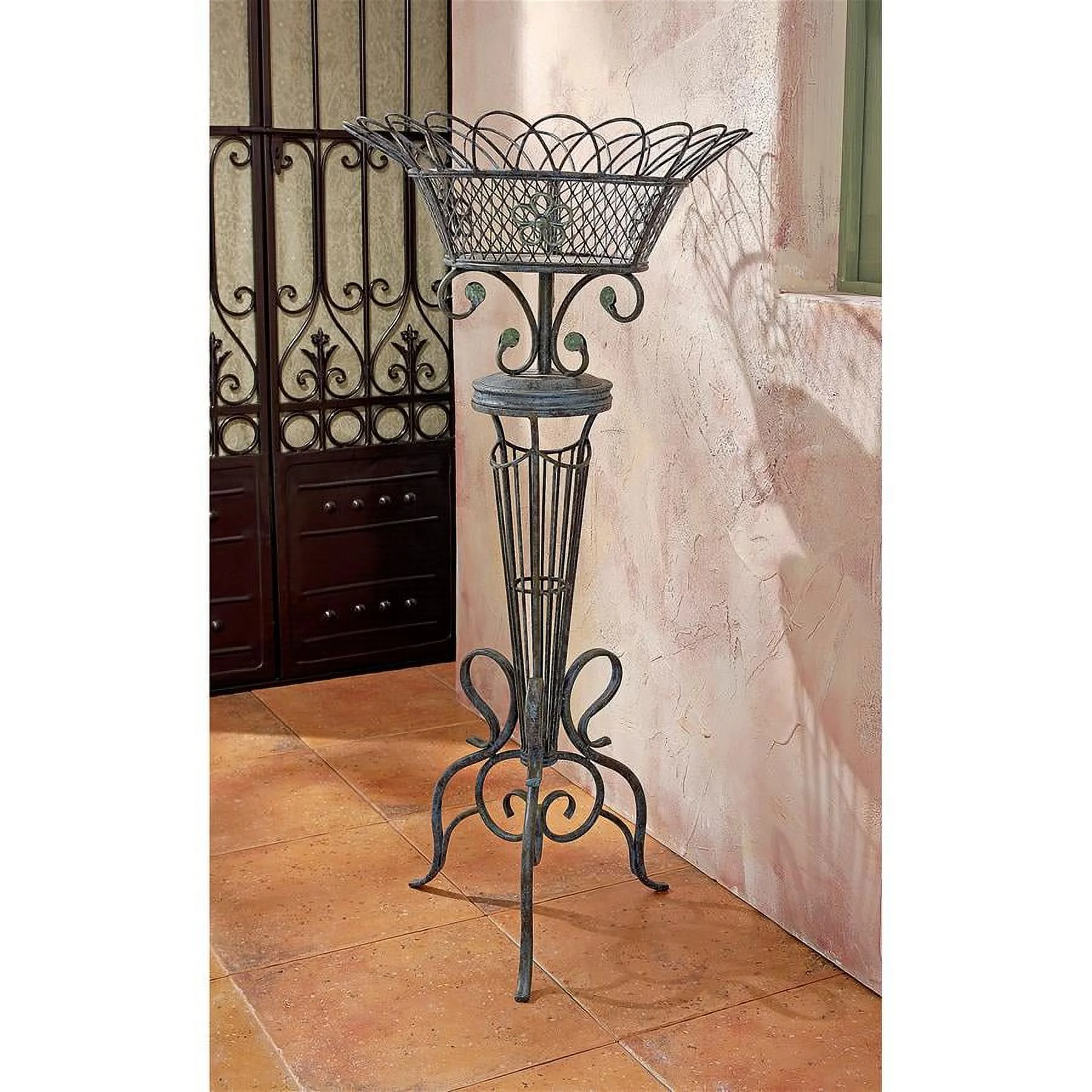 Design Toscano Victorian Basketweave Metal Fern Planter