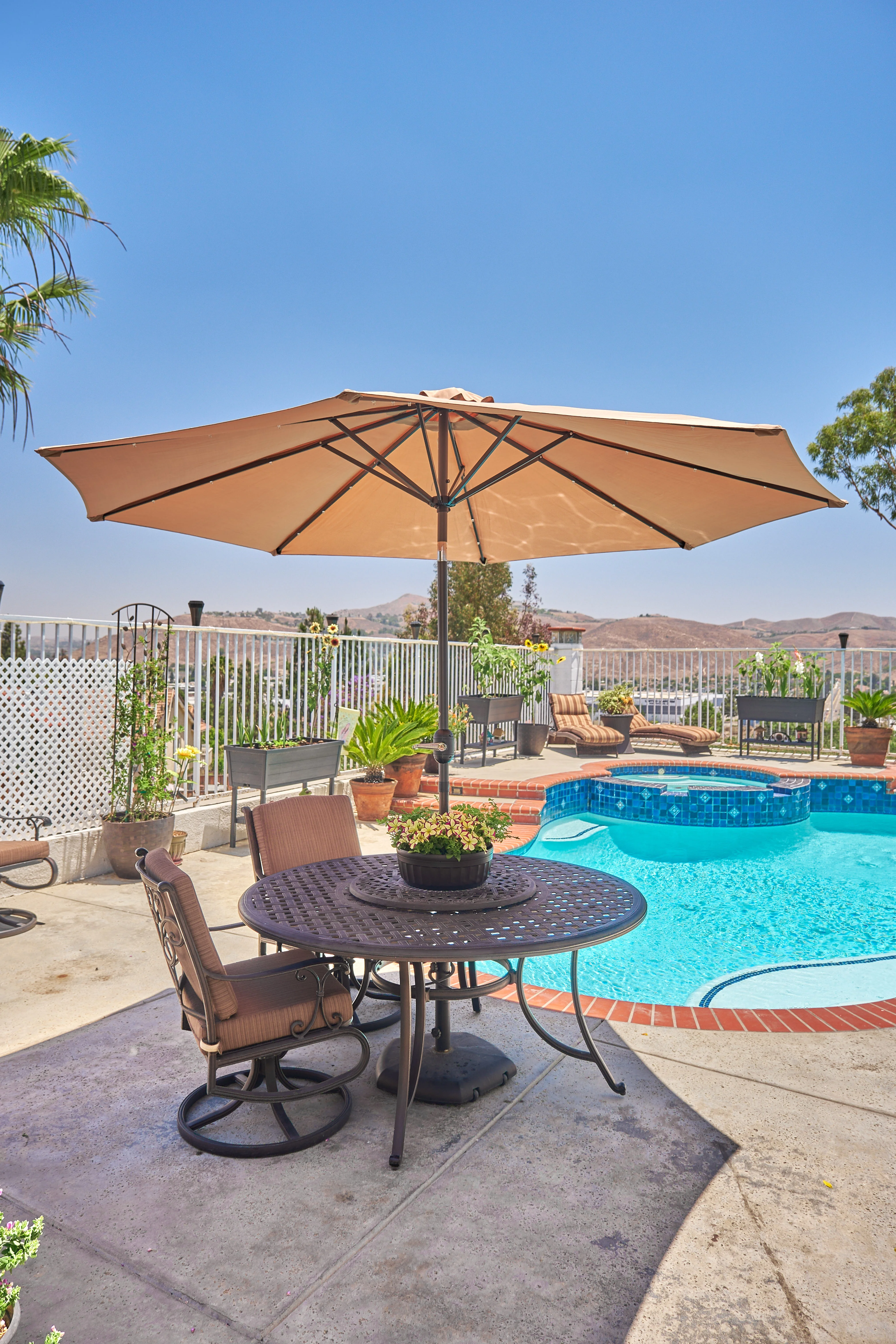 The Savannah Planter: Brown