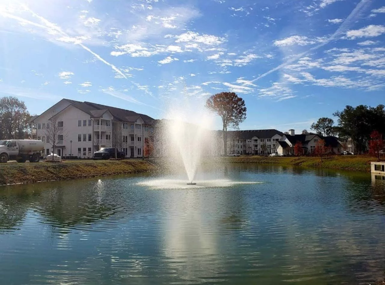 Hydro Torque Series Floating Fountain for Lake, Pond, Pool | 1 HP Motor | 8 Spray Patterns |Commercial or Residential | No Assembly Required | 3 LED Lights