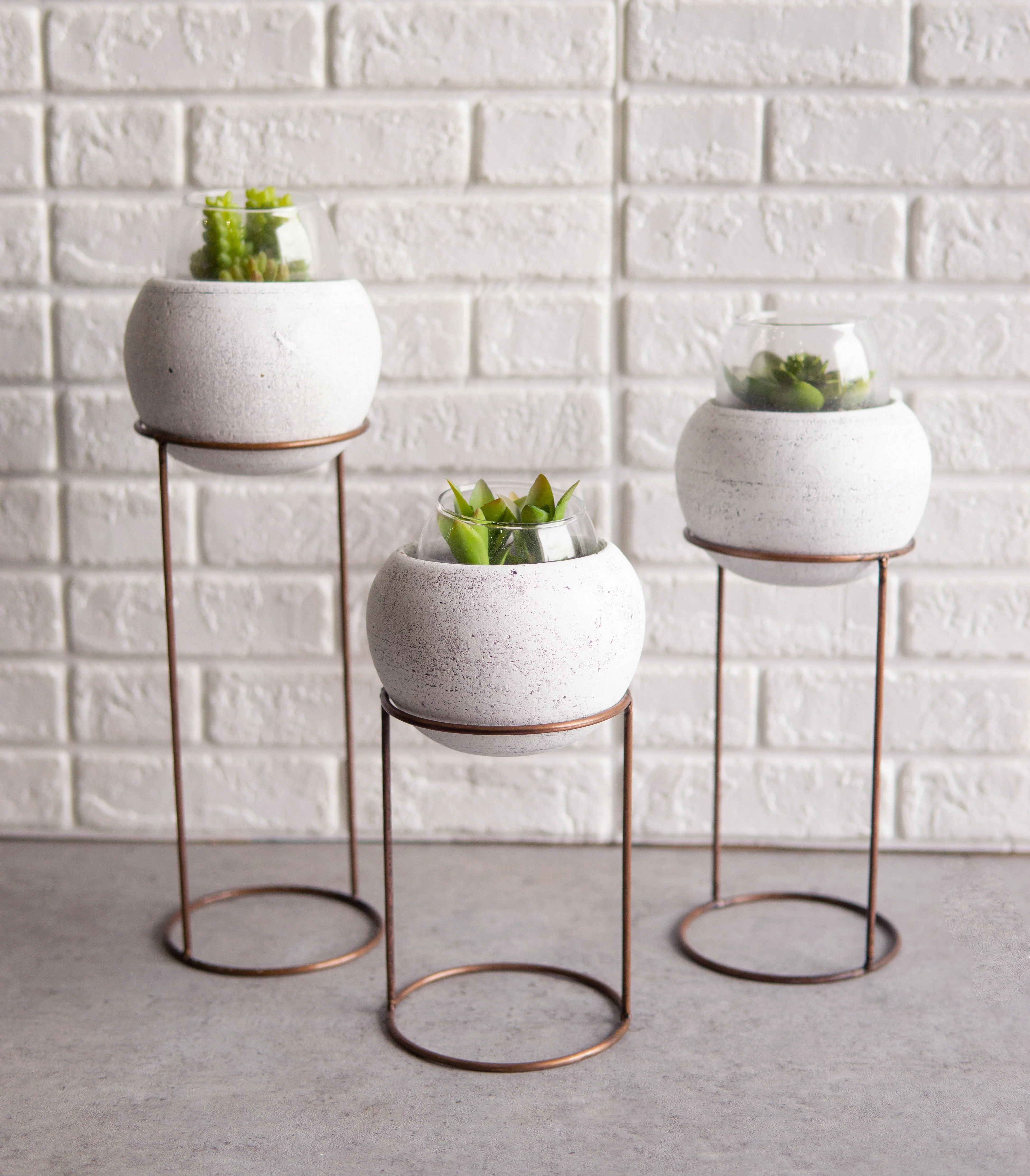 Set of 3 Modern 3 White Clay Vessel Planter Pots With Metal Wire Stands