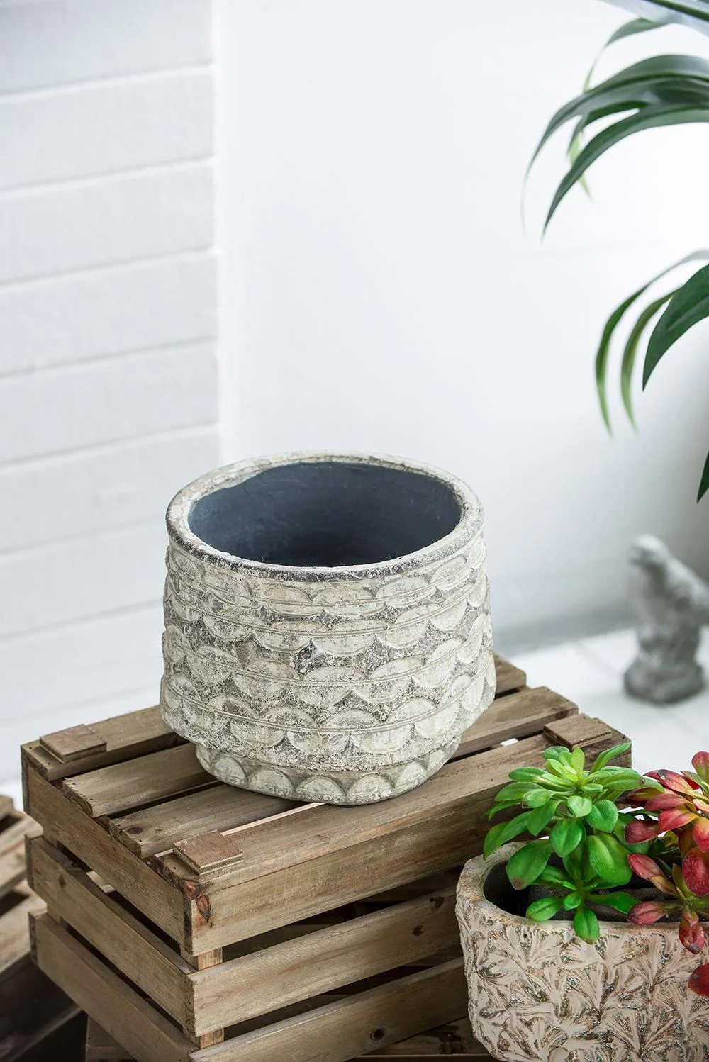 A&B Home Gray Terracotta Planter with Scalloped Pattern Texture 7.9