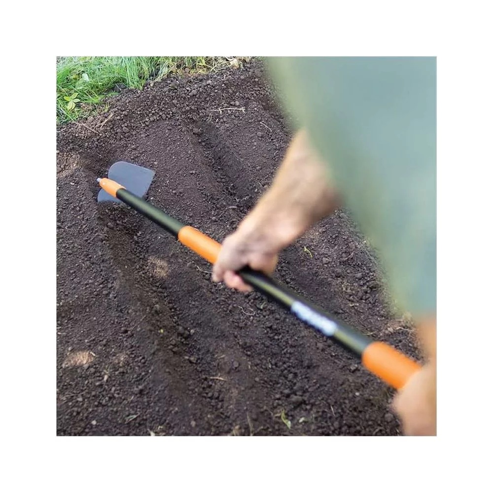 Fiskars Garden Hoe, Fiberglass Handle with Powder-Coated Steel Hoe