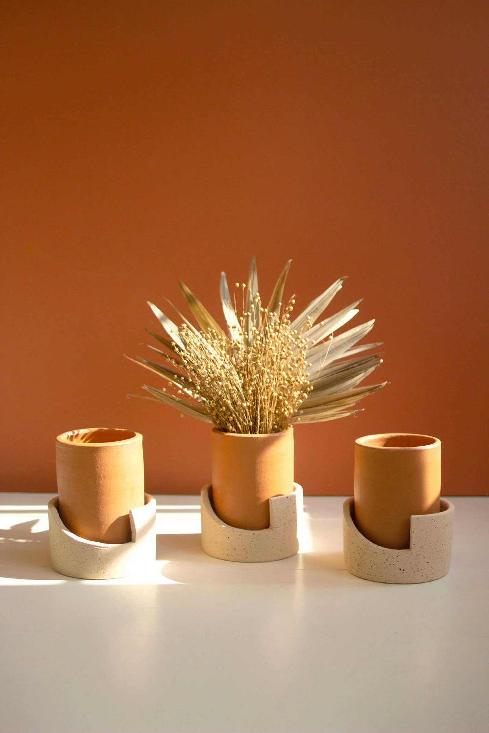 SET/3 NATURAL CLAY CYLINDER POTS IN SPECKLED GEOMETIC TRAYS