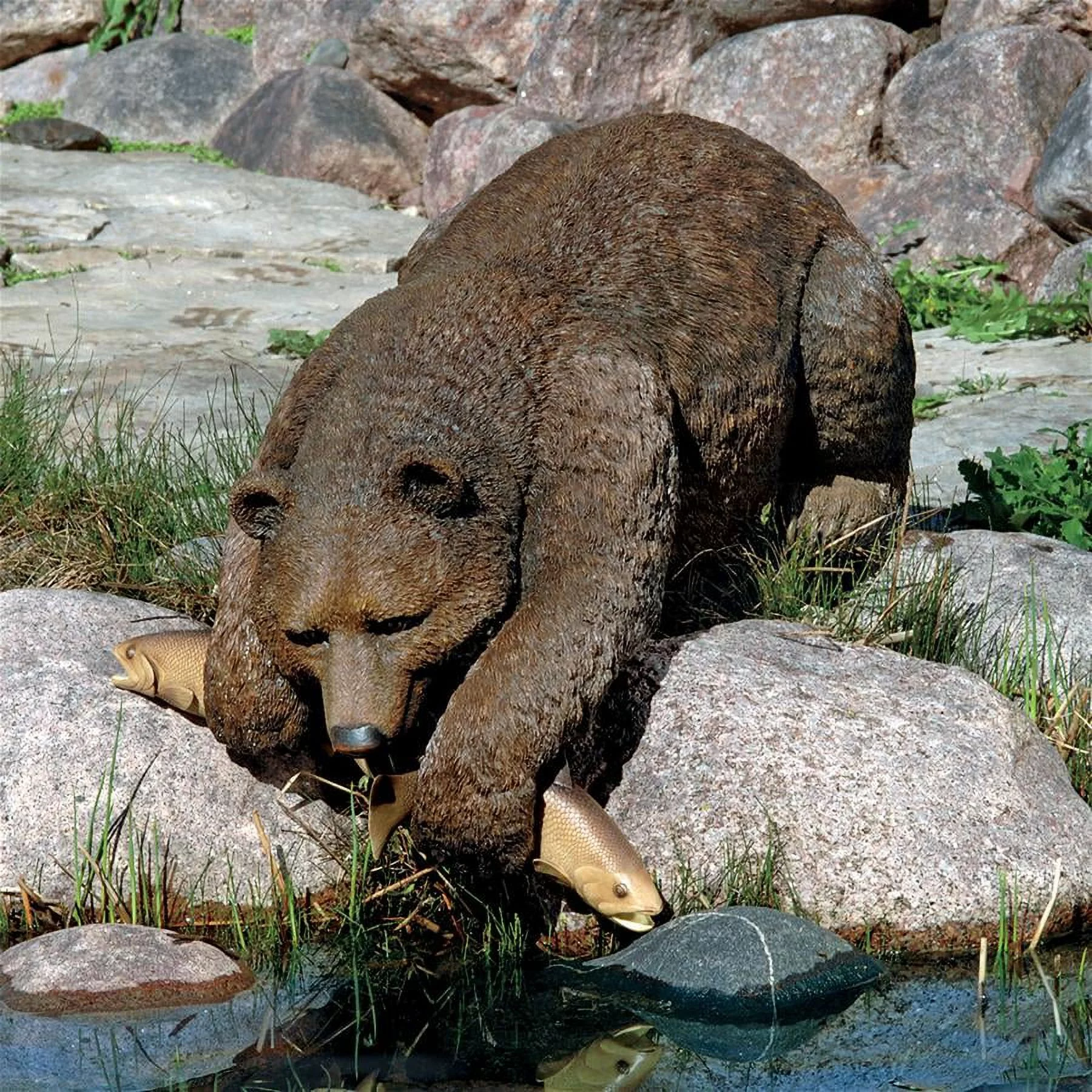 Design Toscano Catch of the Day Grand Bear Sculpture