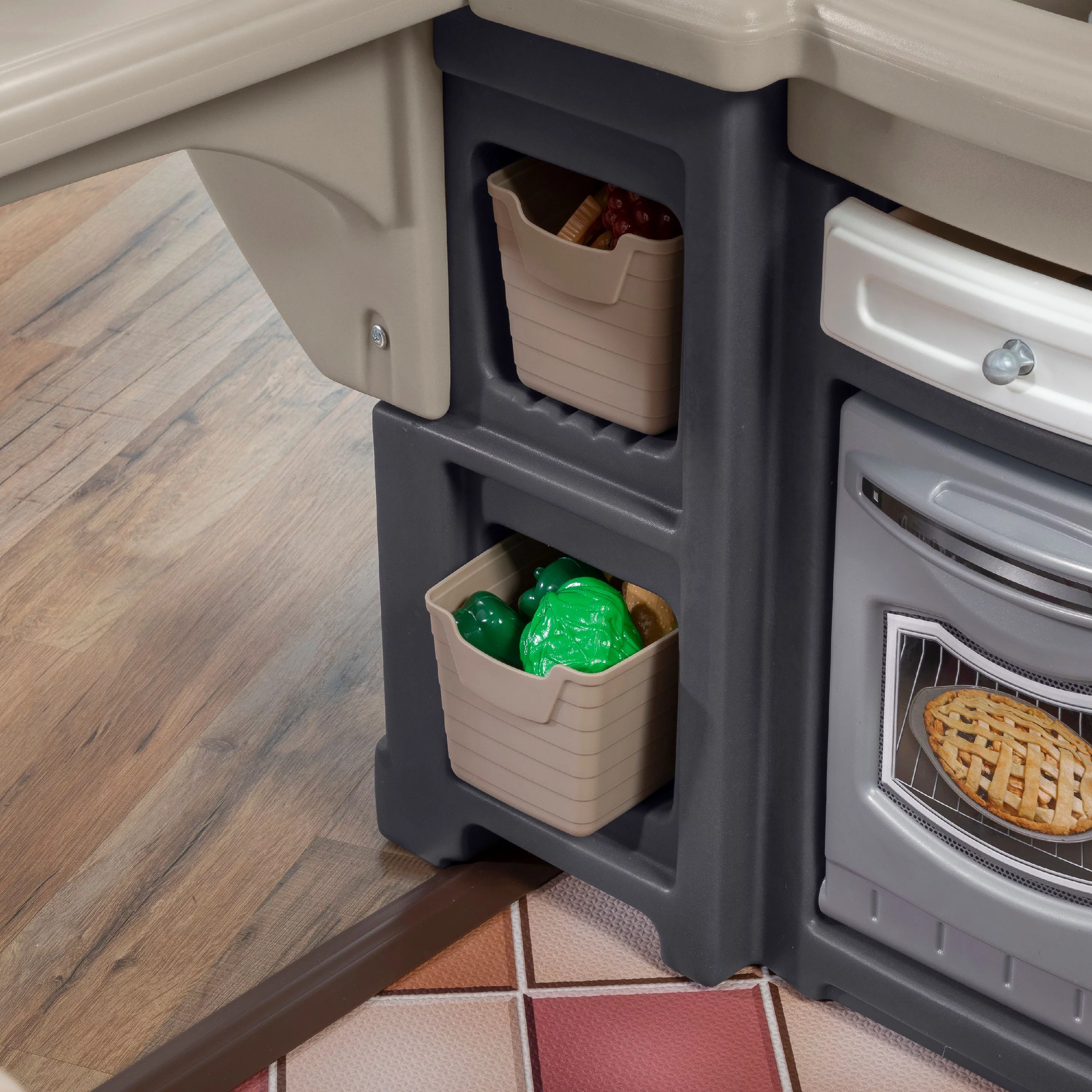 Step2 Grand Walk-In Kitchen Includes Kids 103pc Assesory Playset