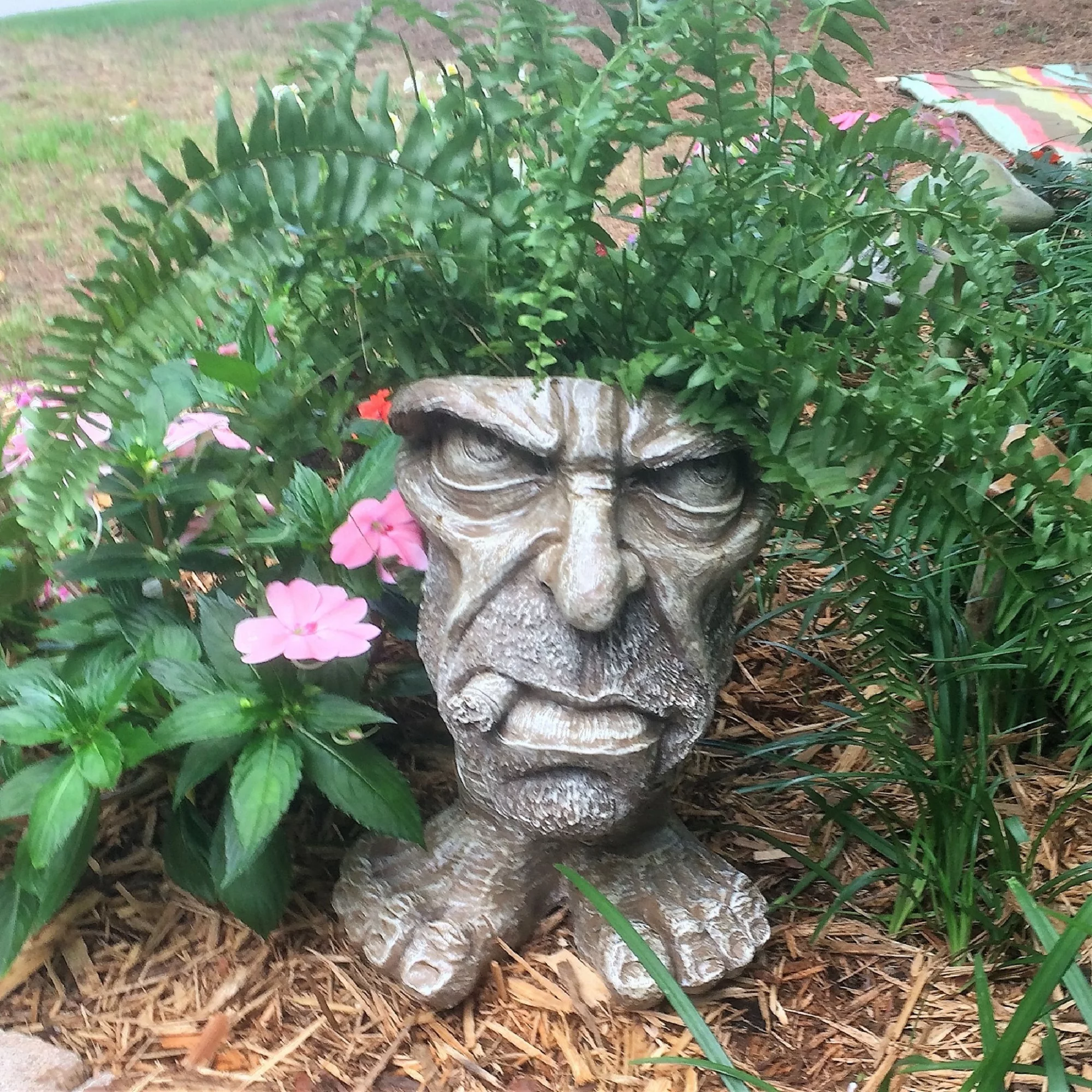 Homestyles Stone Wash Uncle Carmine & Auntie Kayla the Muggly Face Humorous Statue Planter Pot