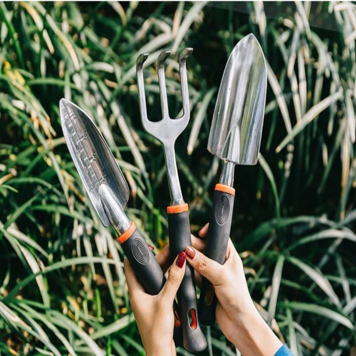 Effortless weeding and precise transplanting made easy with this superior 3-Piece RuiPu Garden Gardening Tool Set. High-quality and comfortable tools for efficient digging in garden beds.