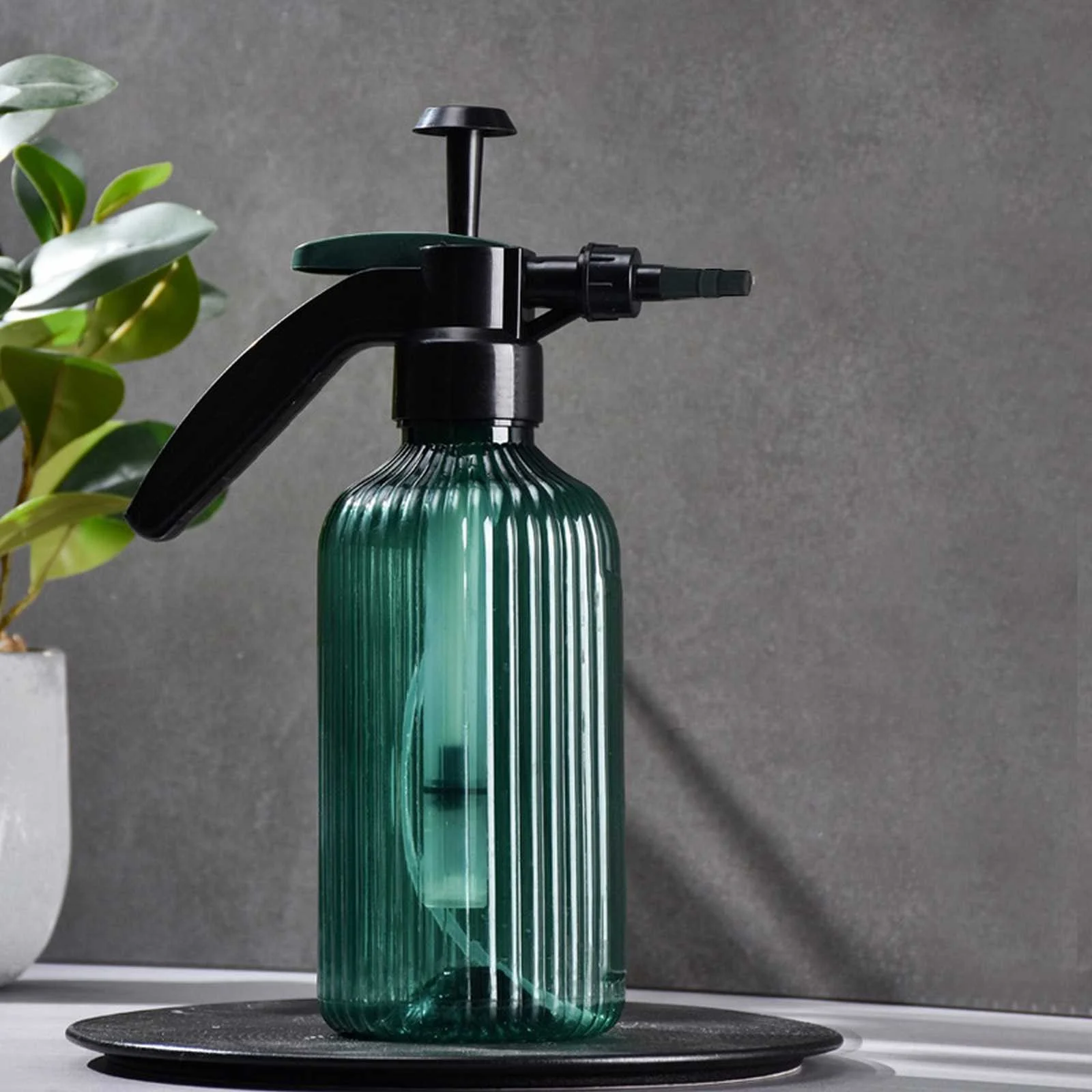 Bnnlsa Irrigation SuppliesFine Mist Spray Bottle Plastic 2L Hand Held Pressure Plant With Top Pump Empty Water Sprayer Watering Can With Adjustable Nozzle