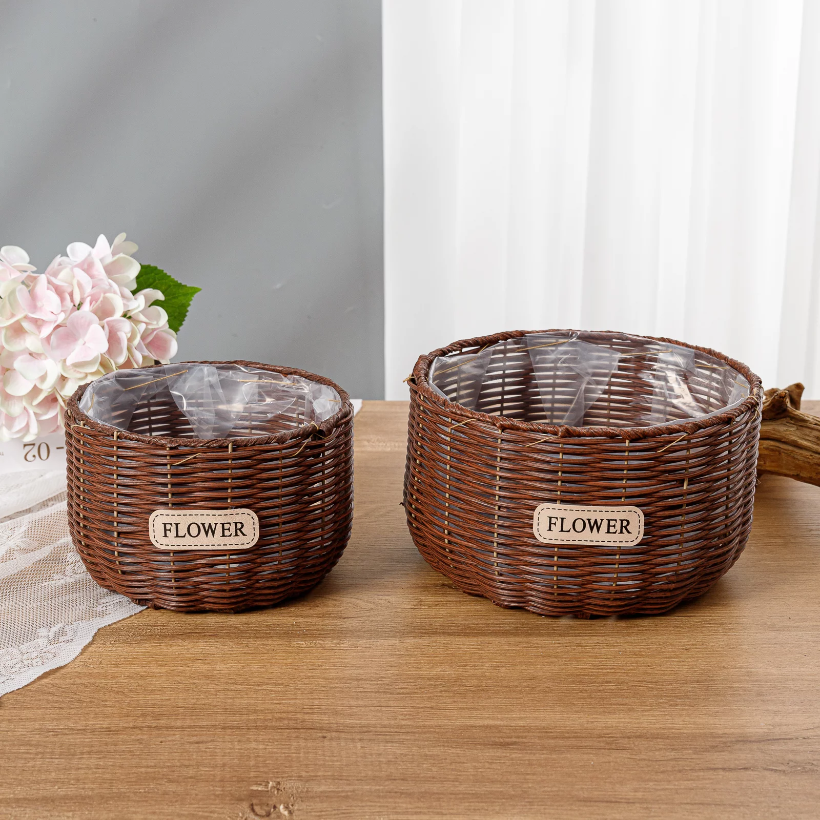 THY COLLECTIBLES Set of 2 Woven Wicker Planter Baskets with Plastic Lining, 2 Multipurpose Storage Baskets for Plants, Flowers, Toys Rustic Farmhouse Plant Pot Containers (Dark Brown)
