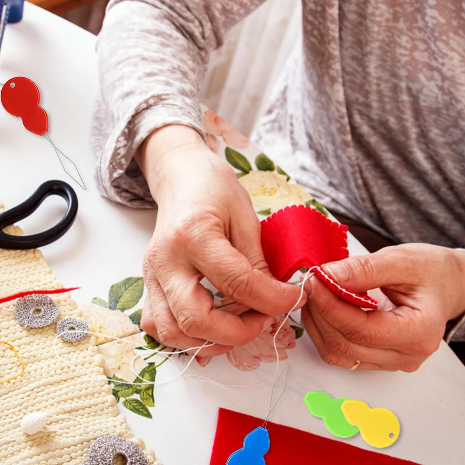 Ibeedow 100 Pcs Plastic Needle threaders, Plastic Wire Loop DIY Needle Threader Hand Machine Sewing Tool for Sewing Crafting, 4 Colors Random