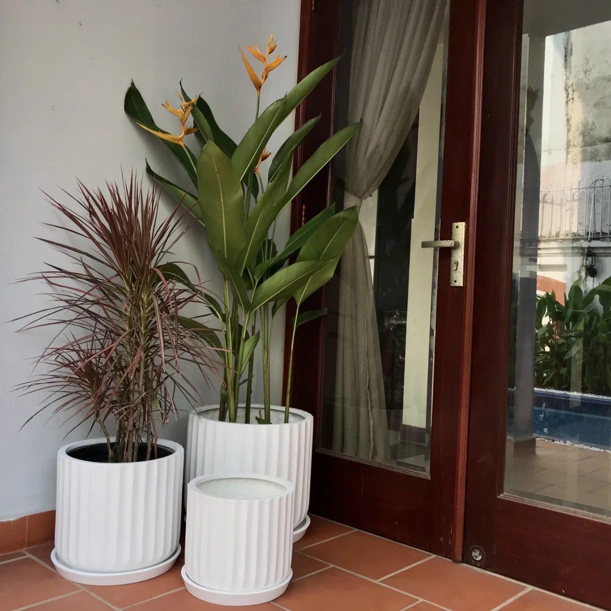 DTY Signature Mount Shavano 1-piece Fluted Fiberstone Planter 14