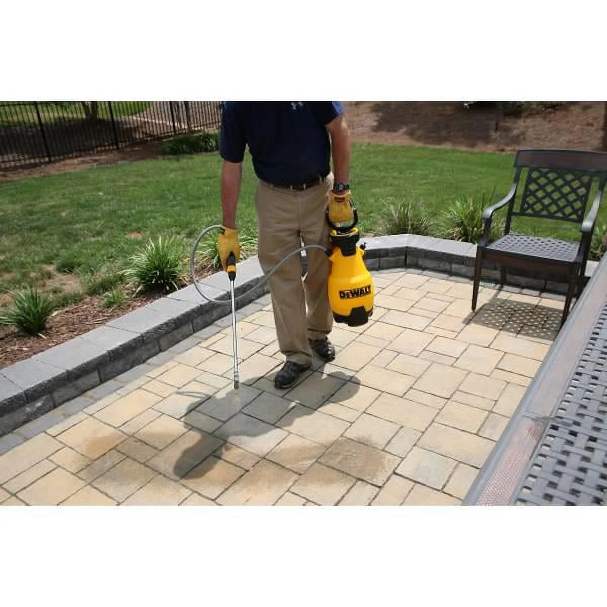 DEWALT 2 Gallon Manual Pump Sprayer