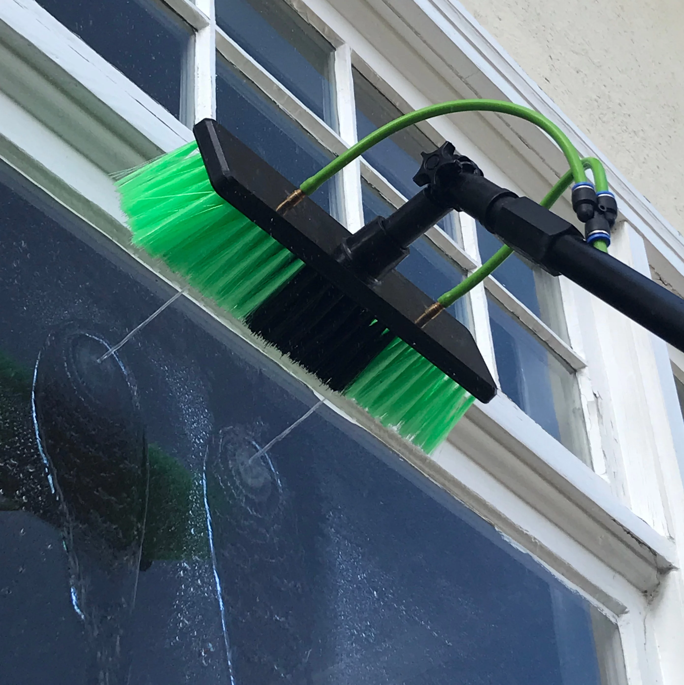 Window and Solar Panel Cleaning System: Rolling 11 Gallon Water Tank with 30 Foot Water Fed Pole