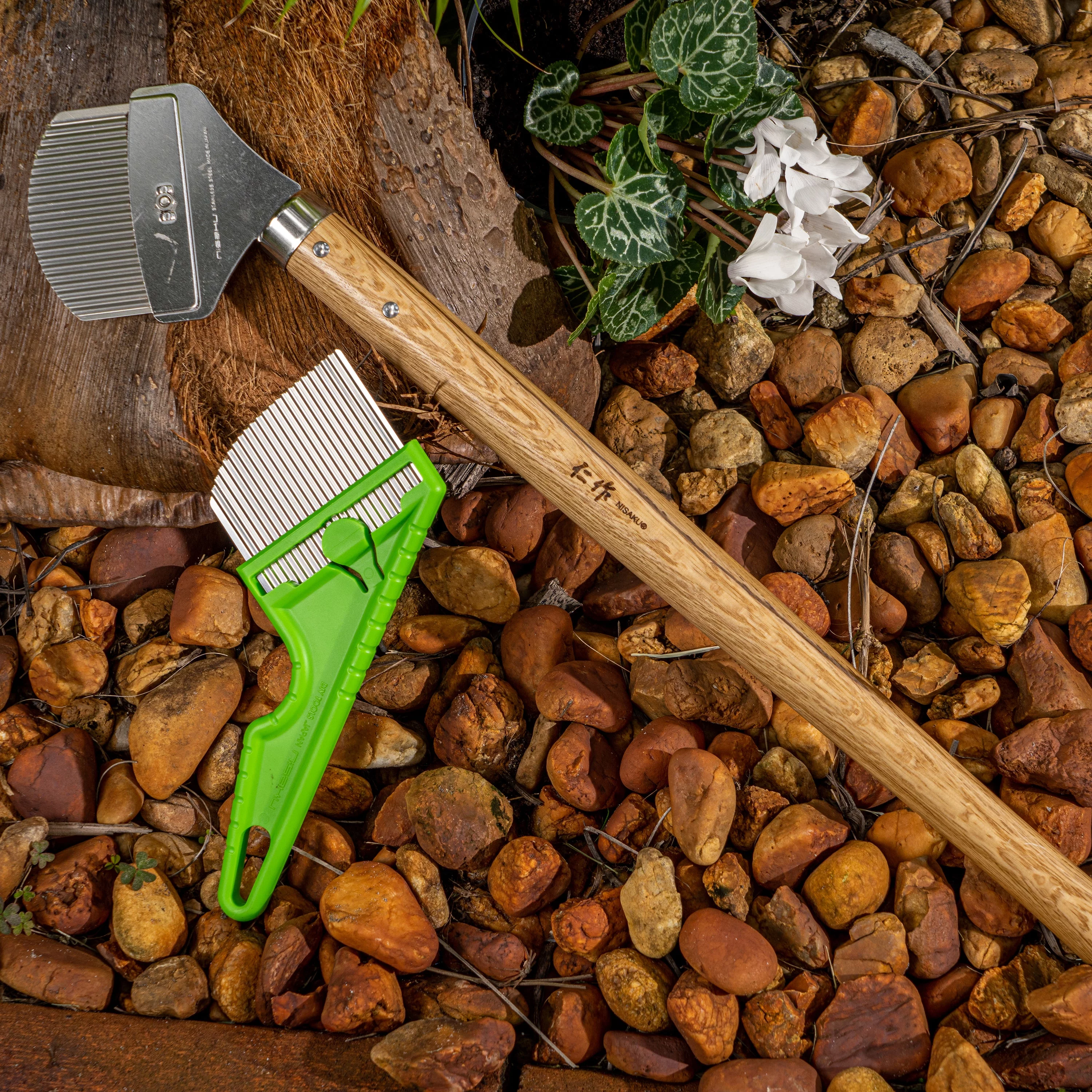 Nisaku Stainless Steel Angled Weeder, 3-inch Blade, Zassouburush Tongari