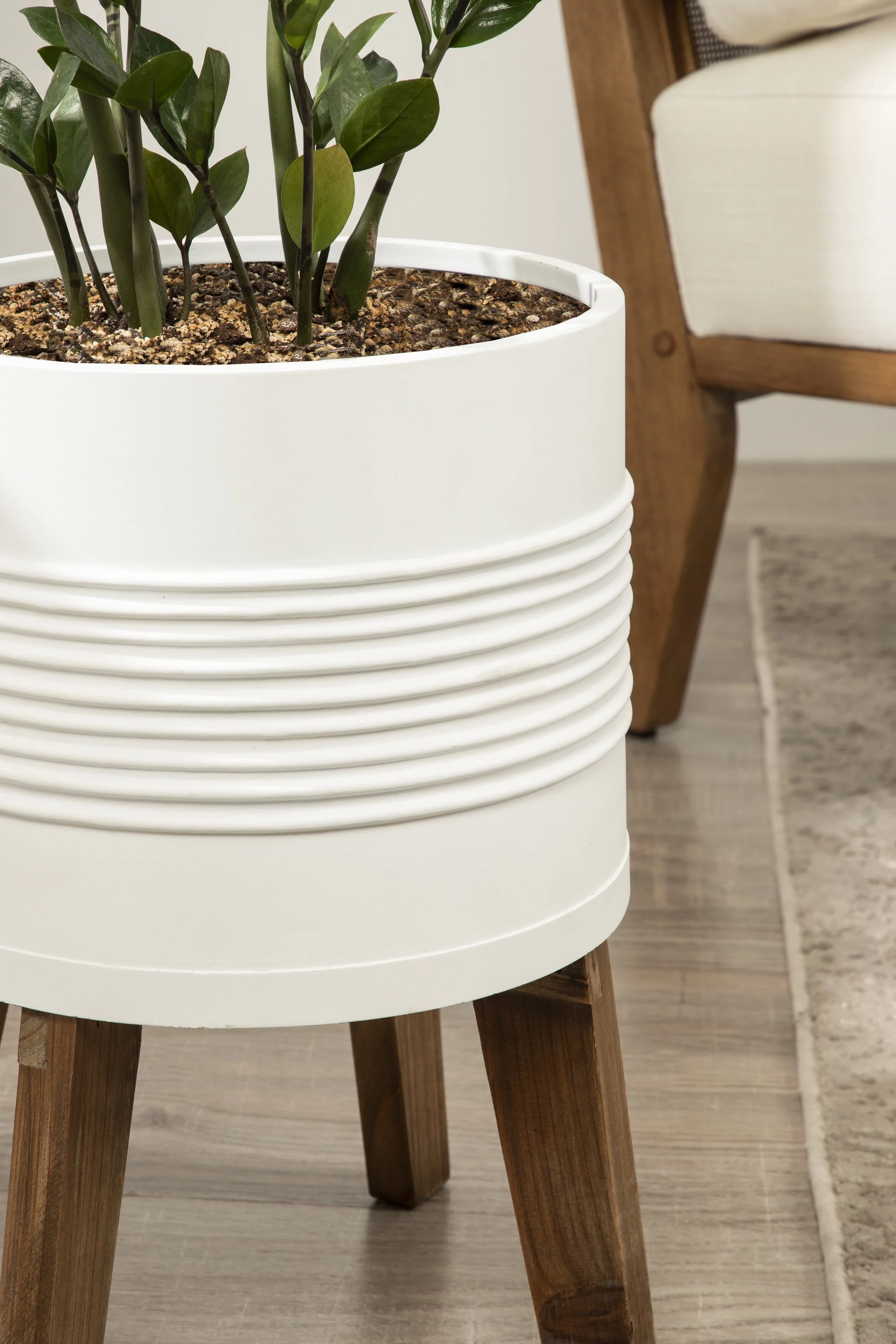 Kate and Laurel Gavri Farmhouse-Inspired Freestanding Metal Planter, White Metal Pot with Natural Rustic Wooden Legs