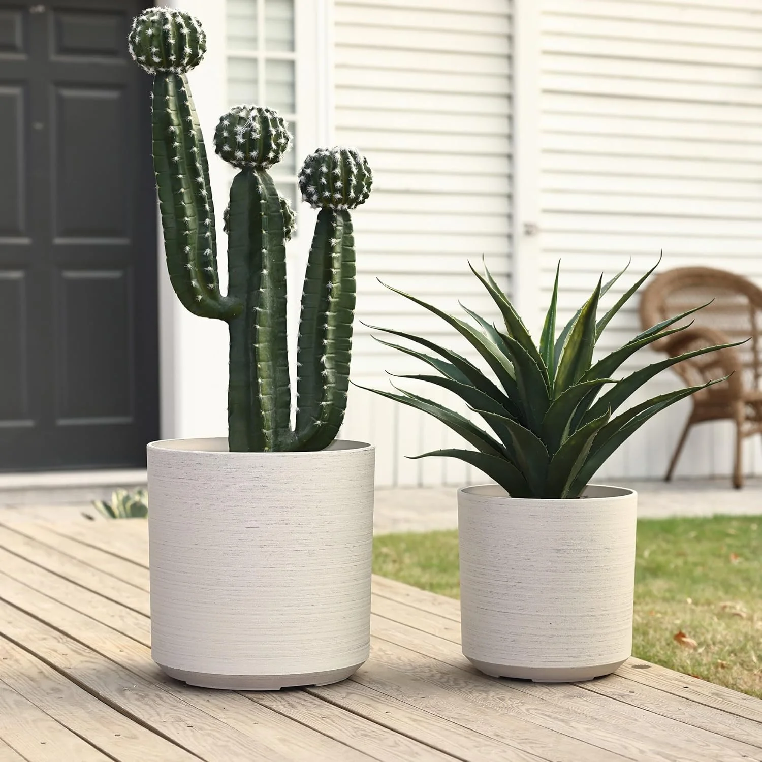 LuxenHome Round Plastic Planters Set of 2, Mid-Century Modern Planters for Indoor and Outdoor Plants Pot with Drainage Holes Thicken Anti-Slip Plastic Flower Pots, Cortina Cream