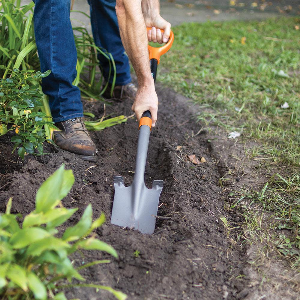 Fiskars Heavy-Duty Drain Spade Shovel, Steel Head Garden Shovel