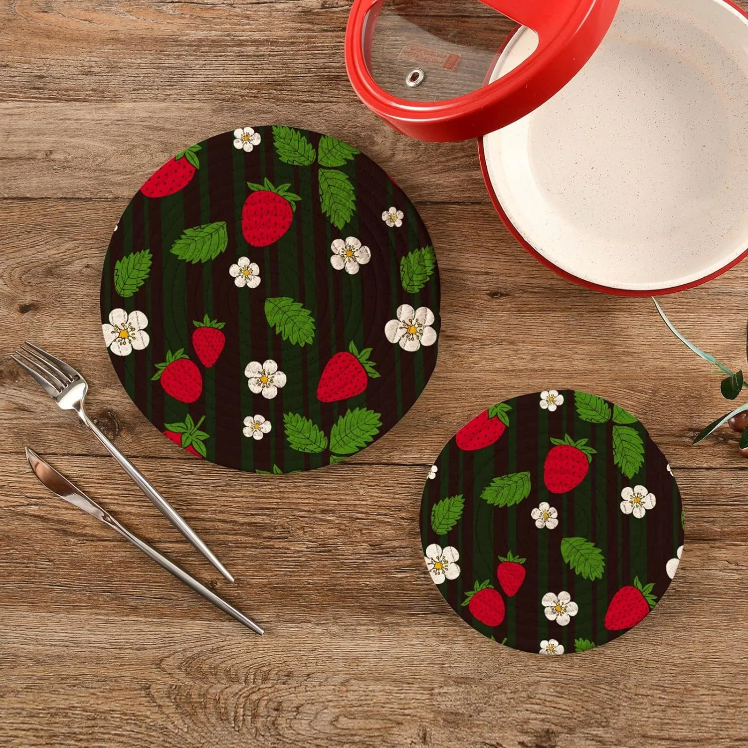 SKYSONIC Strawberry Flowers Leafs Pot Holders Trivets, 2 Pcs Heat Resistant Trivets,Summer Cartoon Cotton Thread Weave Mats for Hot Pads Pans Pot Bowl Teapot for Kitchen Decor