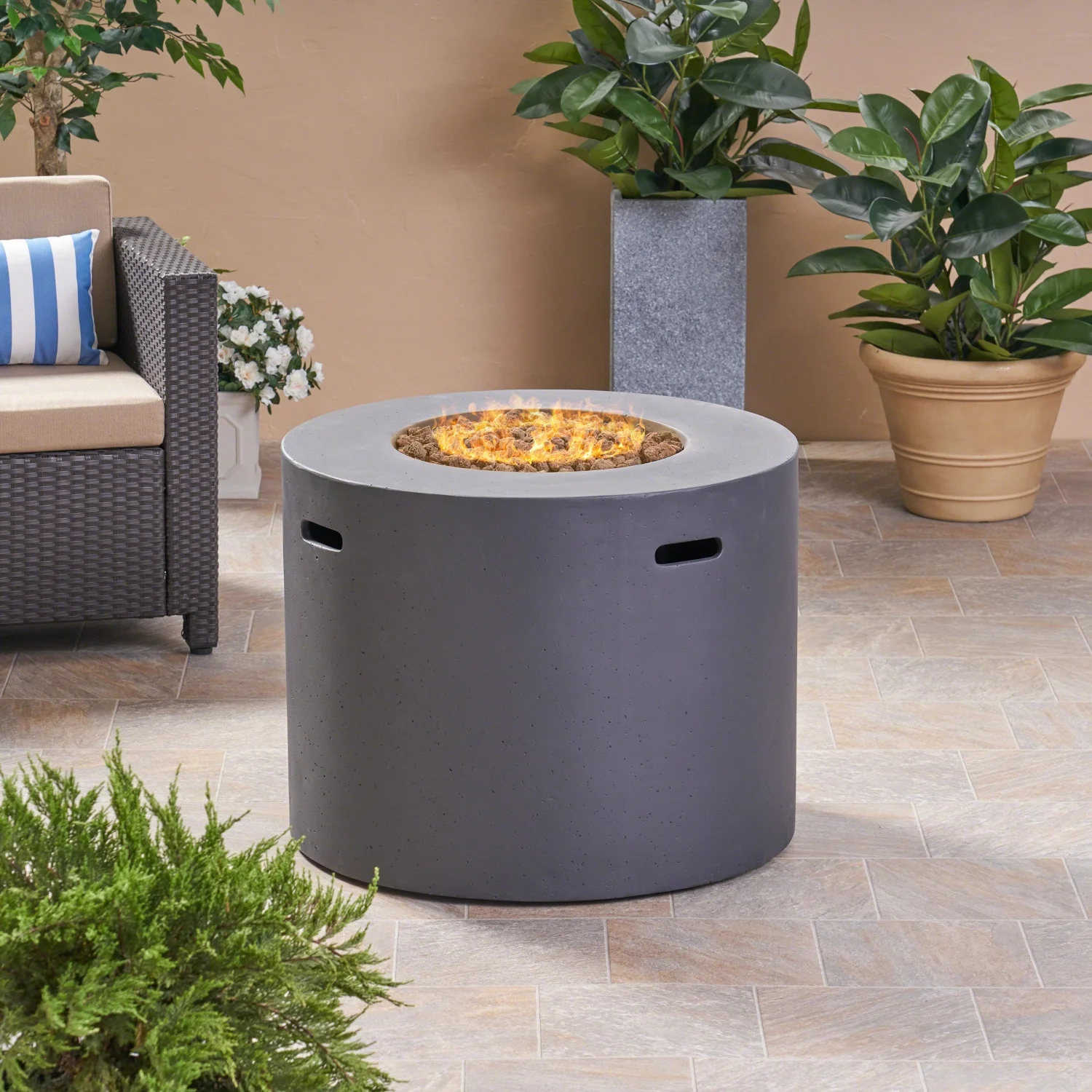 Stay warm and enjoy the stylish and modern ambiance of this 31” round 40 000 BTU MGO fire pit for your outdoor space. Add a touch of luxury to your gatherings with this stylish addition t