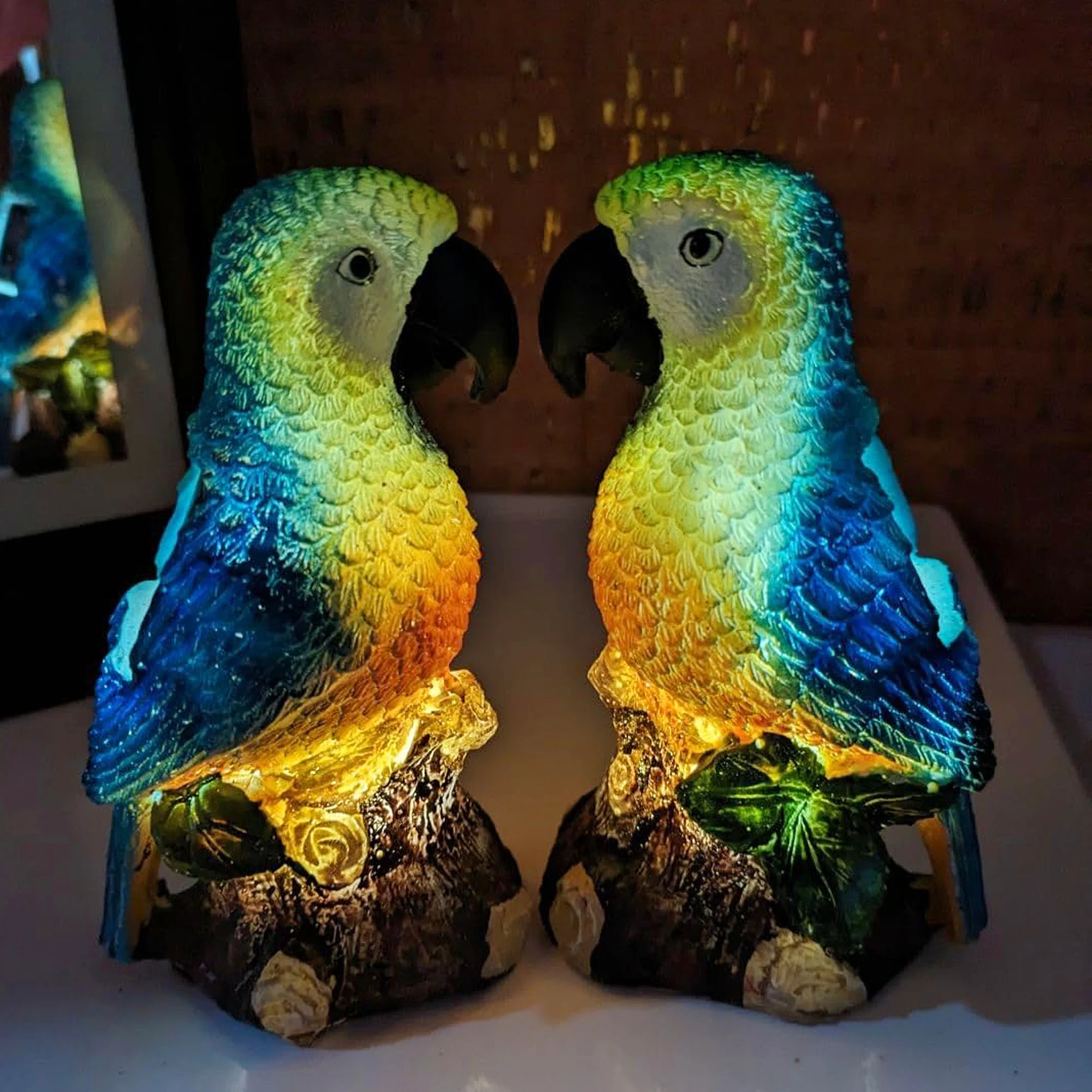 Solar Parrot Garden Statue Light, 2 Pack Resin Parrot Figurine LED Lights for Outdoor Yard Pathway Patio Lawn Gifts Weather Resistant