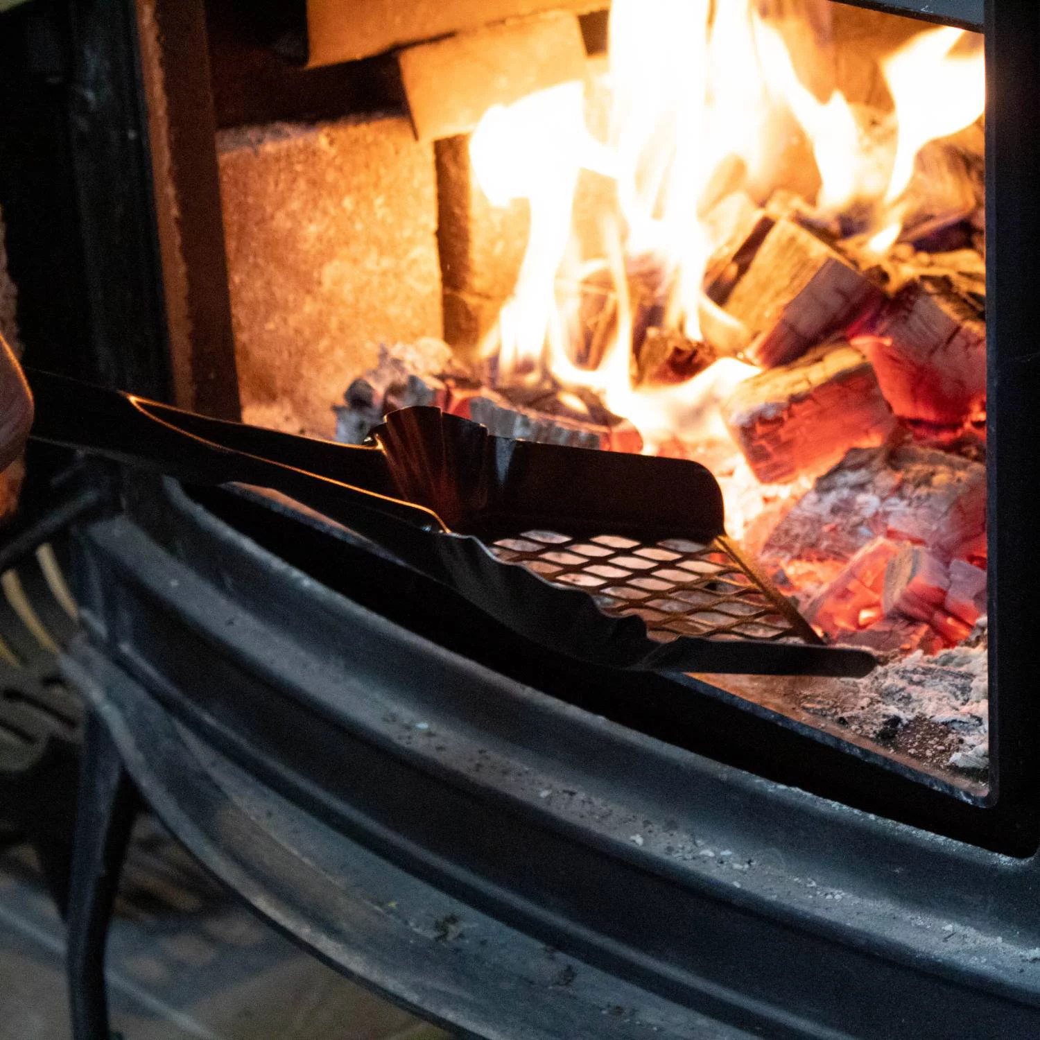 Endless Embers KoalKeeper Fireplace Shovel, Ash Sifting Ember Recovery Tool, Black Powder-Coated Steel, 18 in