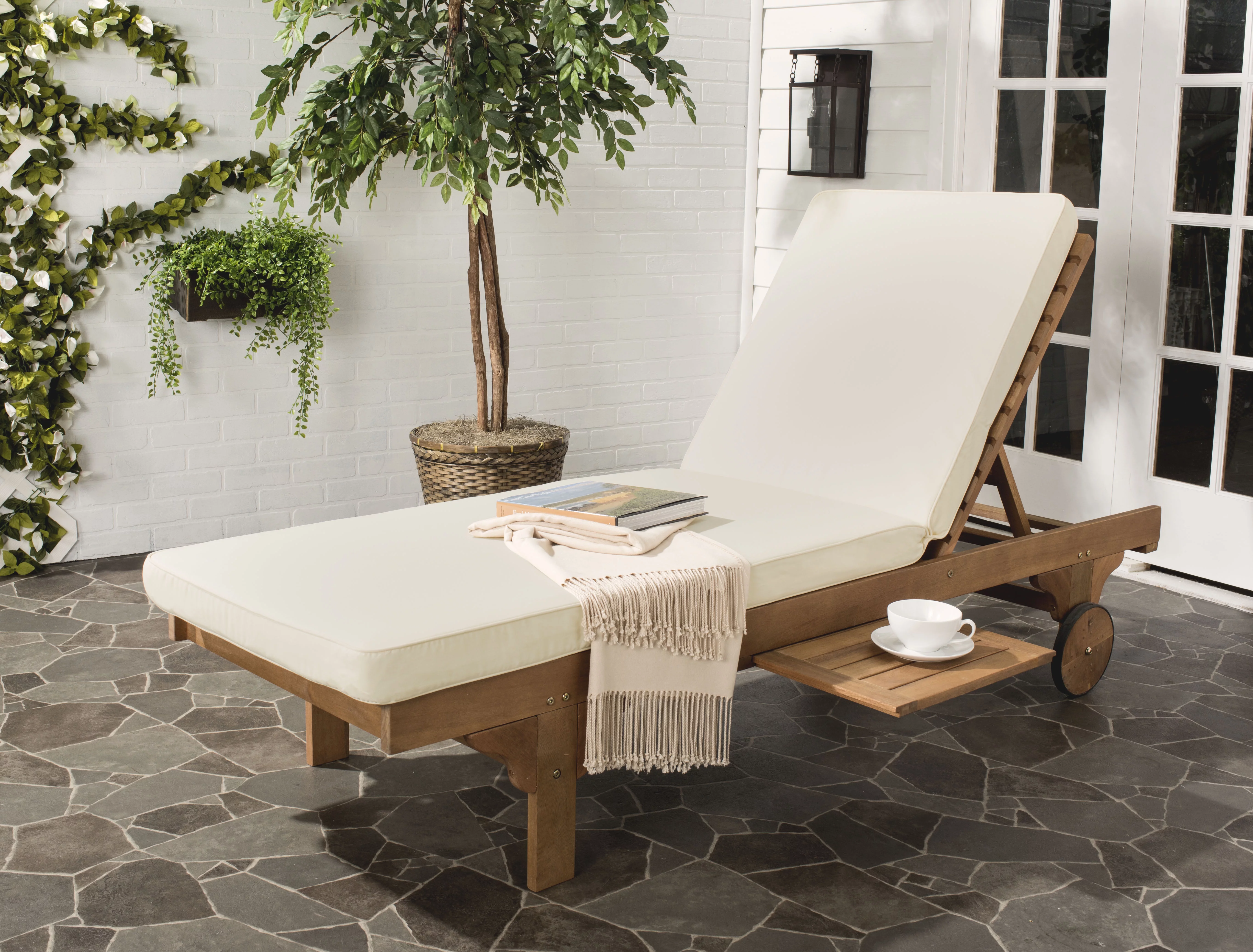 SAFAVIEH Outdoor Collection Newport Chaise Chair & Side Table Natural/Beige