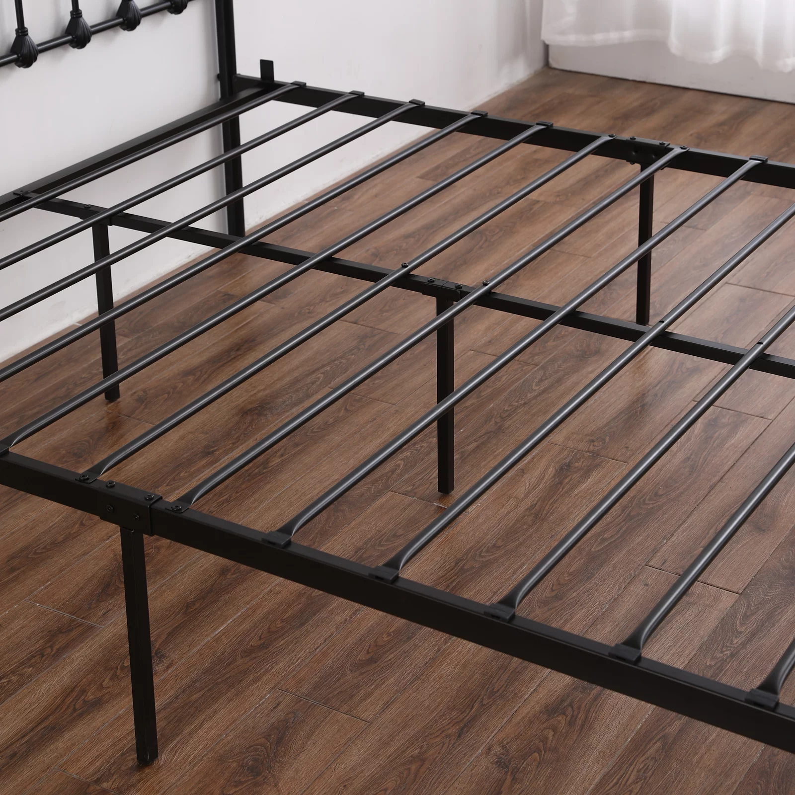 Queen Size Curved Frame Bed Head & Foot Iron Tube with Shell Decoration Black